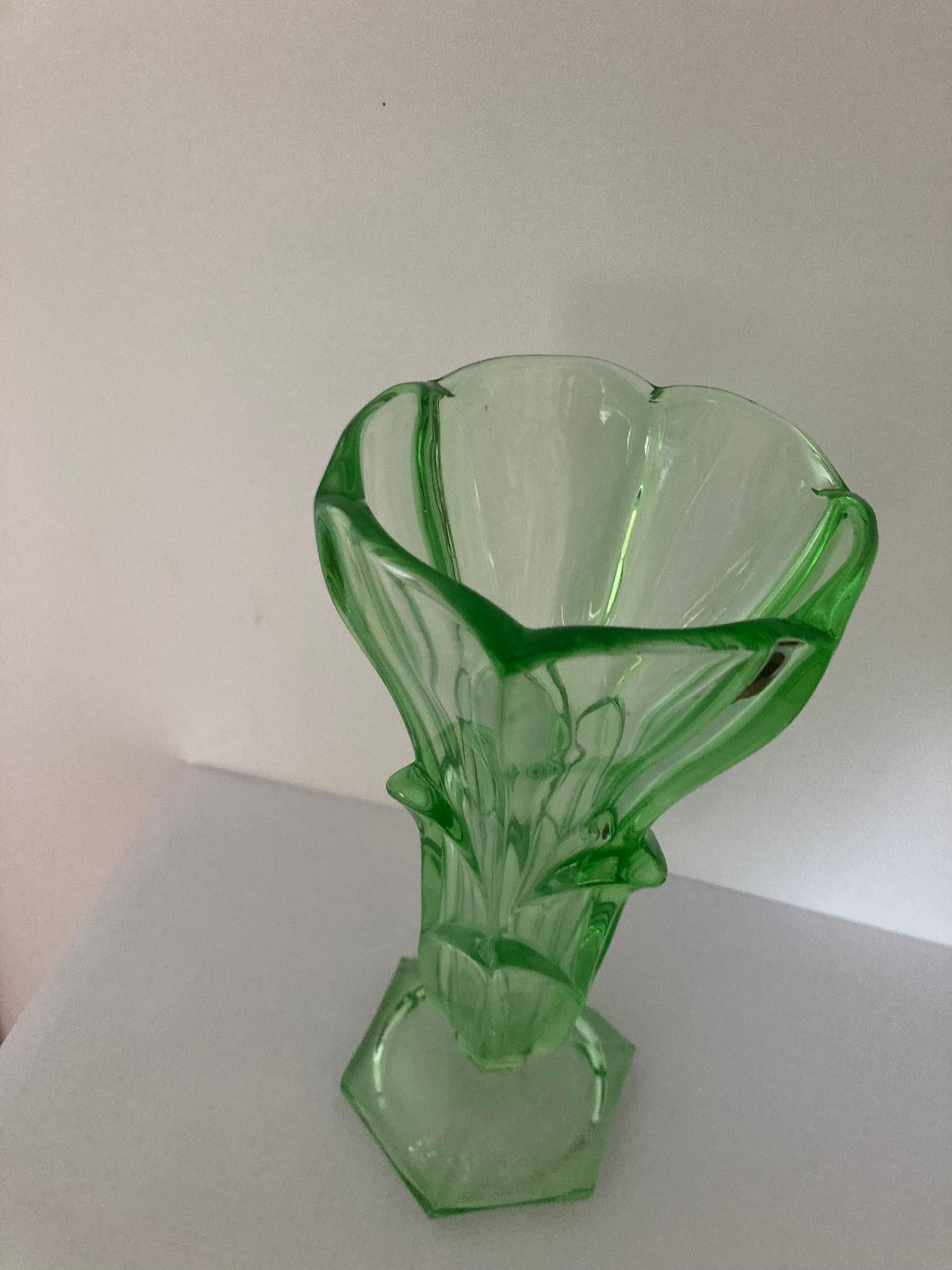 Eine exquisite Vase aus grünem Uranglas mit fesselndem Blumenmuster (Frühes 20. Jahrhundert) im Angebot