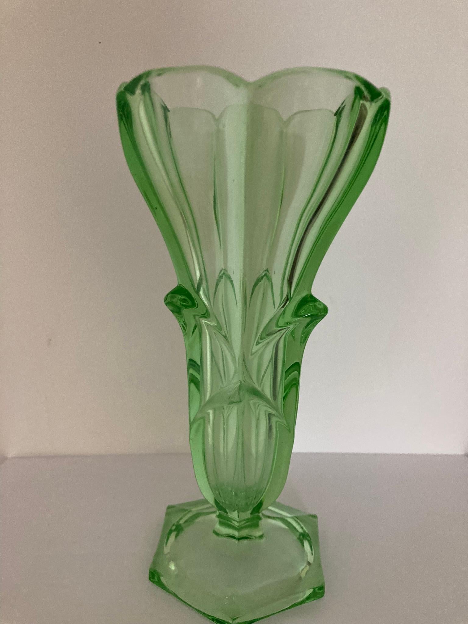 Eine exquisite Vase aus grünem Uranglas mit fesselndem Blumenmuster (Glas) im Angebot
