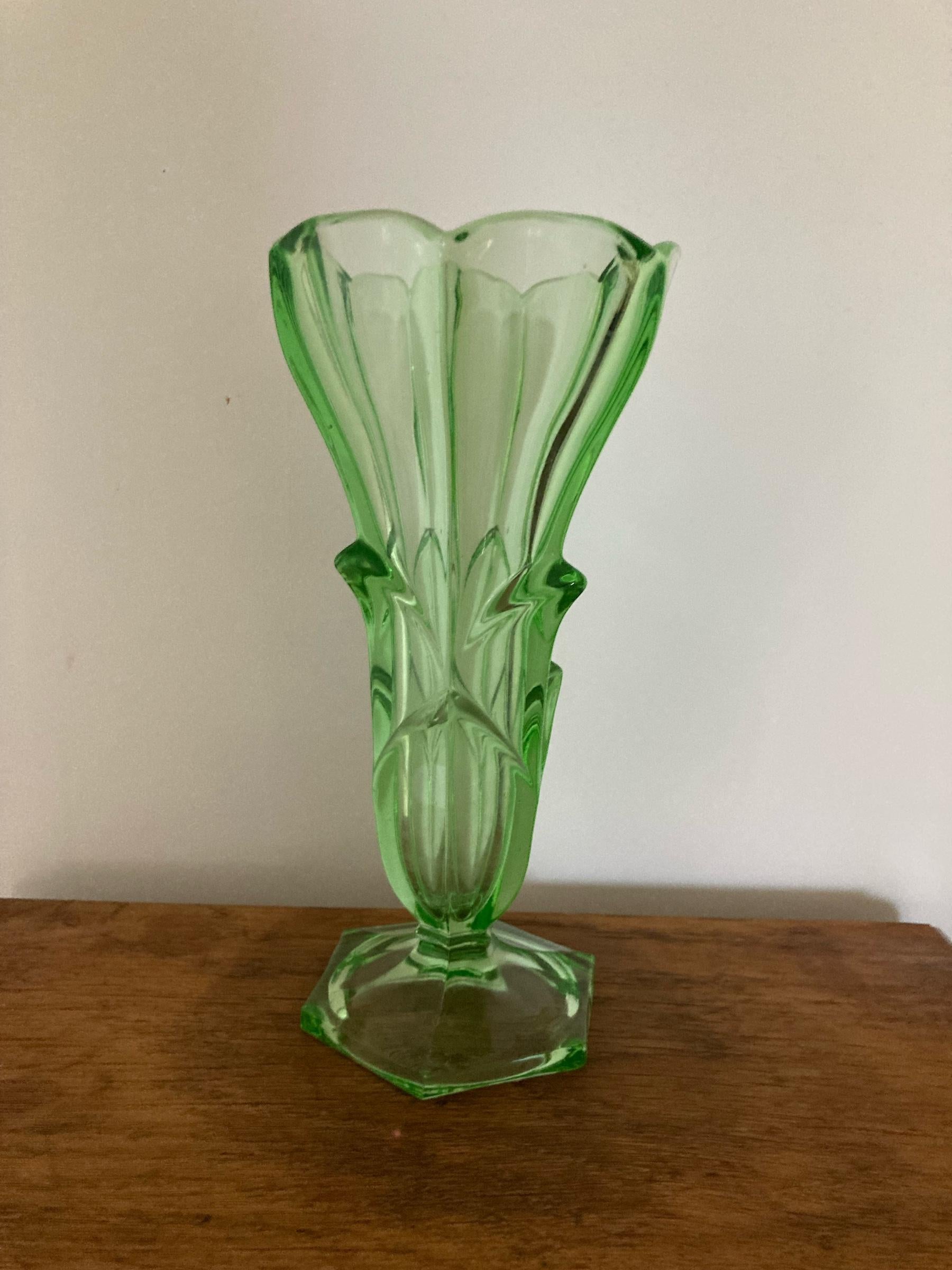 Eine exquisite Vase aus grünem Uranglas mit fesselndem Blumenmuster im Angebot 1