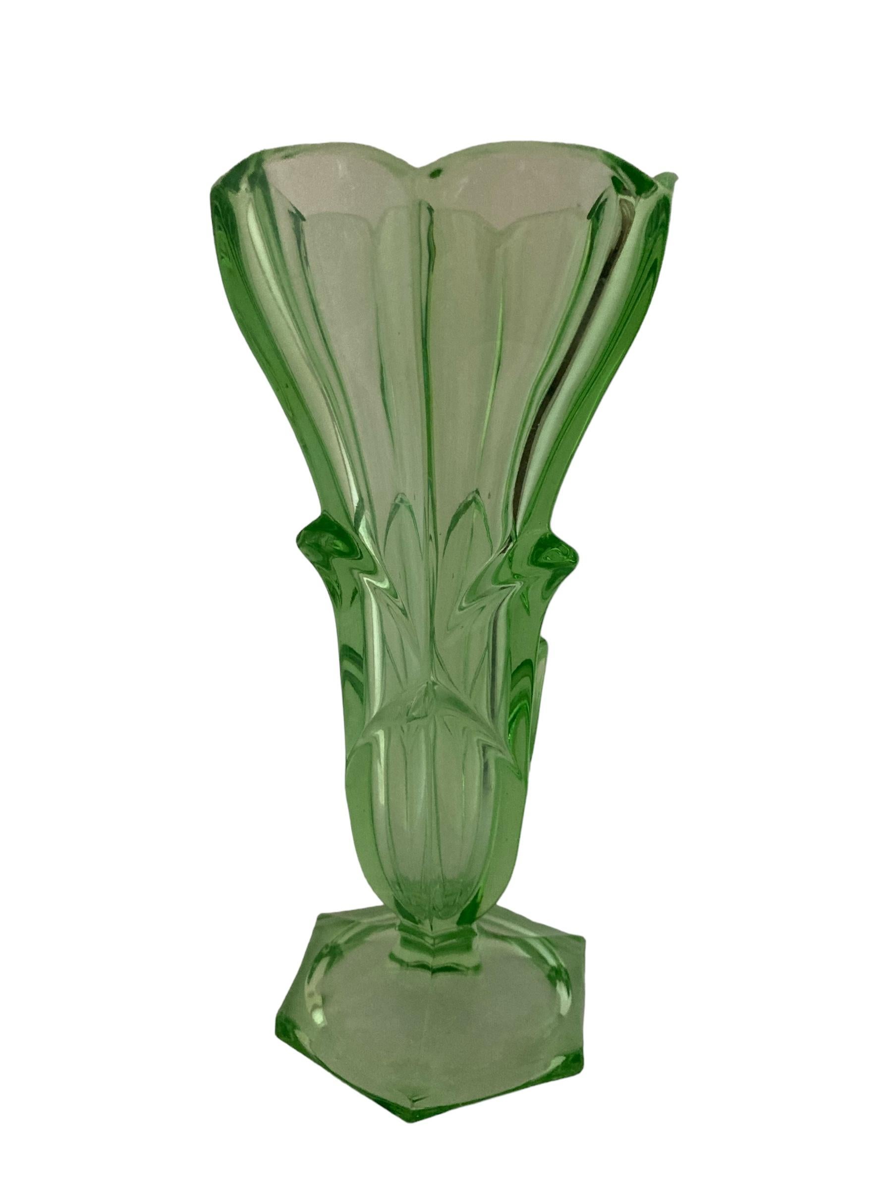 Eine exquisite Vase aus grünem Uranglas mit fesselndem Blumenmuster im Angebot 2