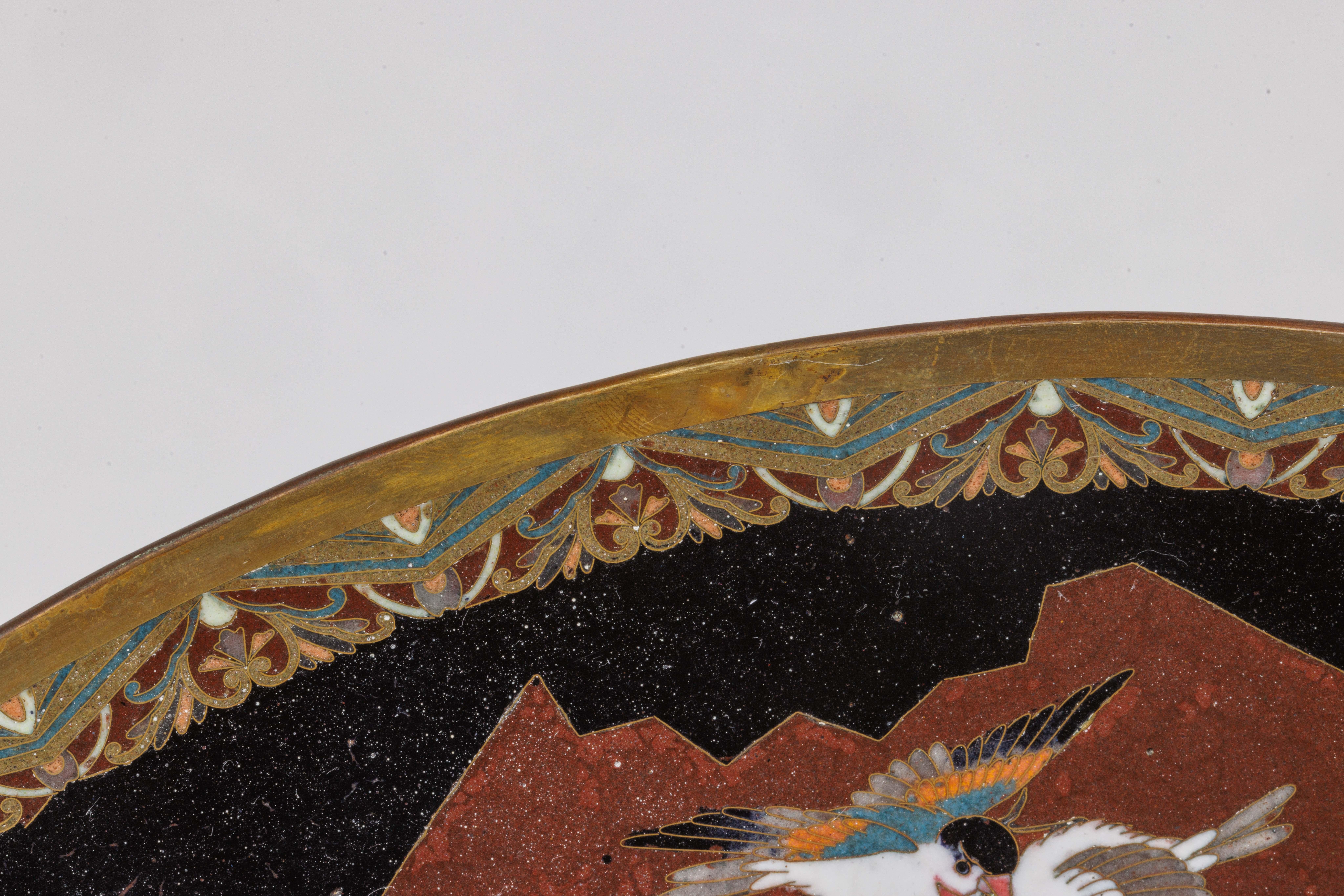 Una squisita grande coppia di piatti in smalto cloisonné del periodo Meiji con tsubas in vendita 6