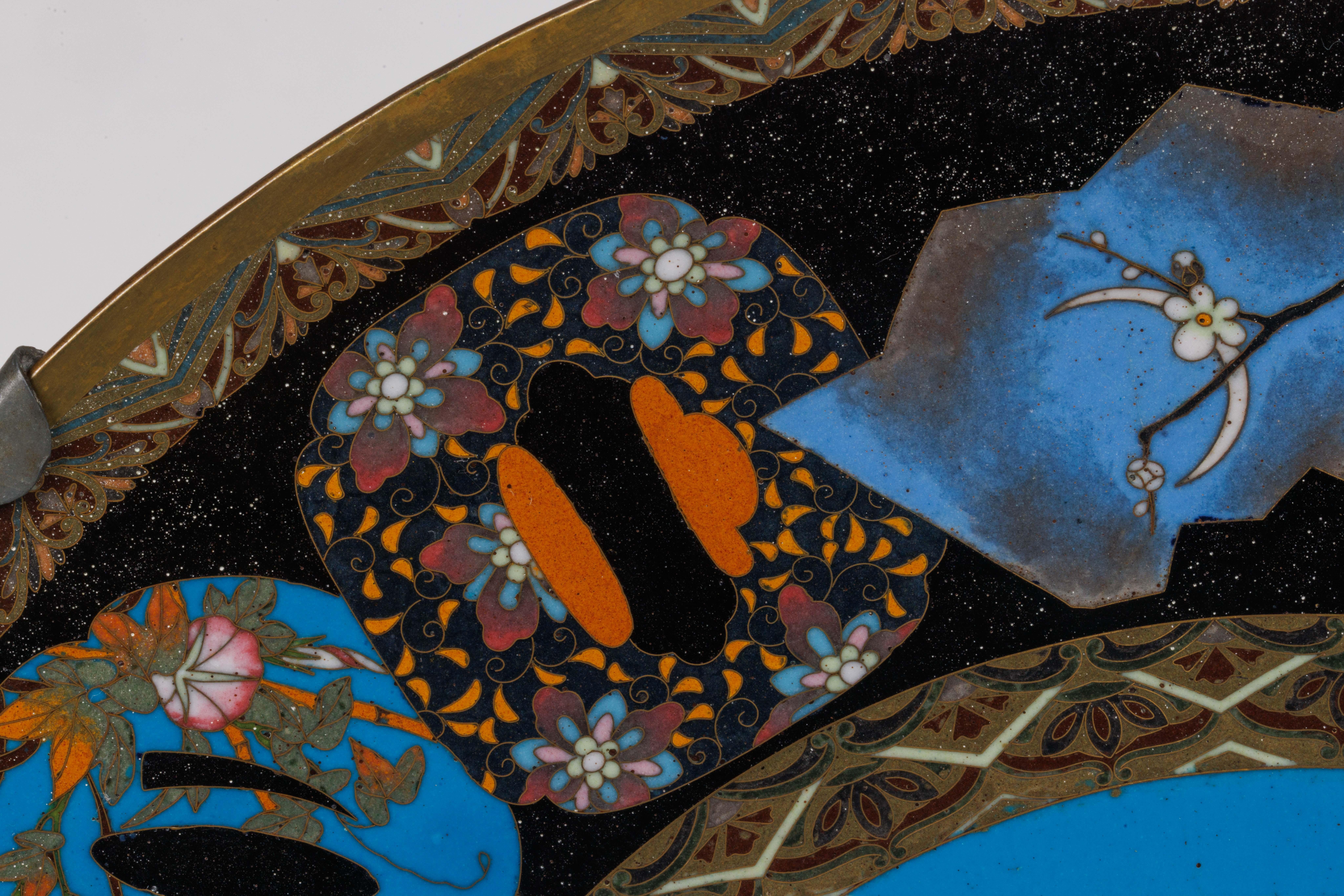 Una squisita e grande coppia di piatti giapponesi in smalto cloisonné del periodo Meiji con accessori Tsuba e scene di Nature, circa 1885

Questa squisita coppia di grandi piatti cloisonné giapponesi del periodo Meiji è una magistrale dimostrazione