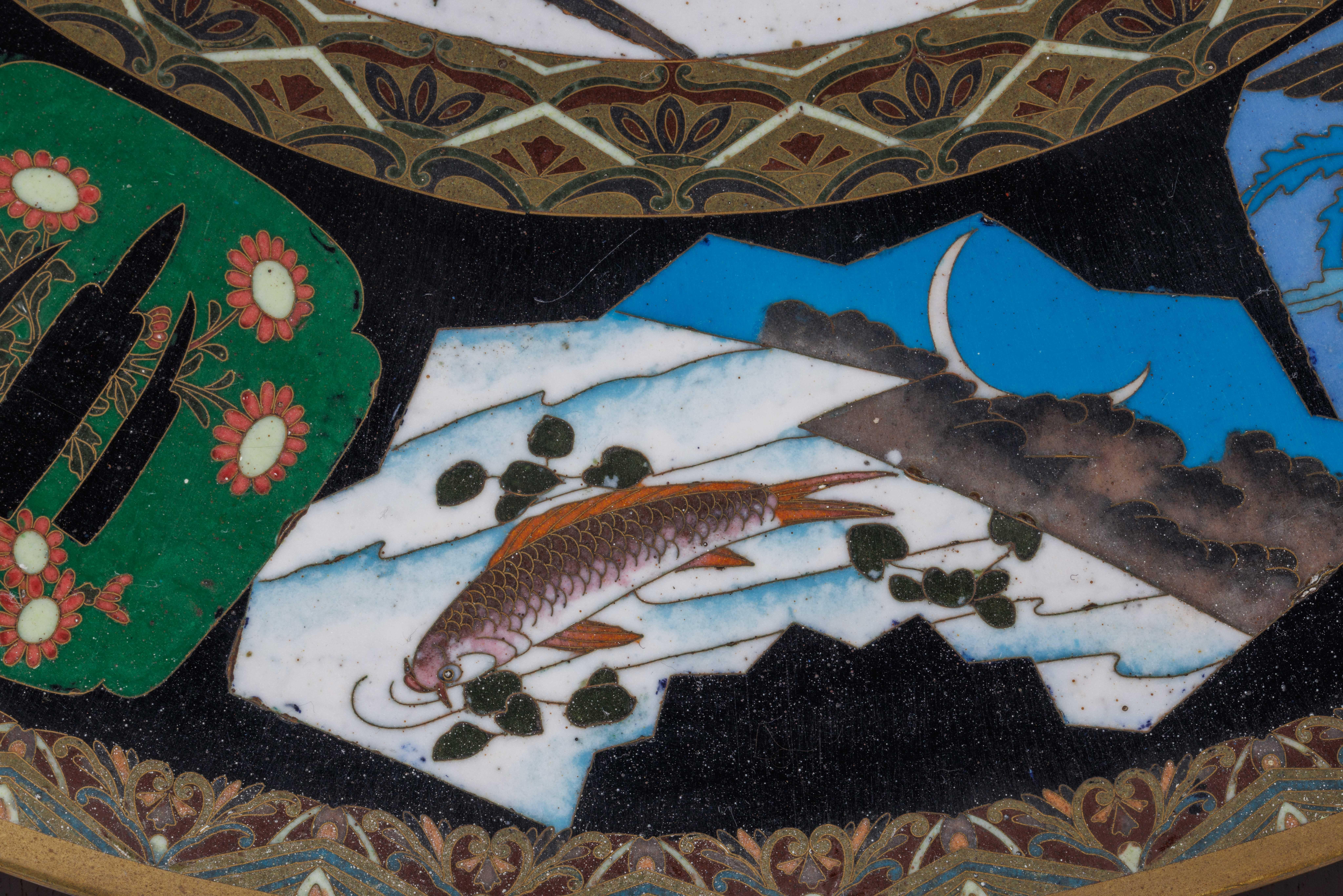 Una squisita grande coppia di piatti in smalto cloisonné del periodo Meiji con tsubas in vendita 2