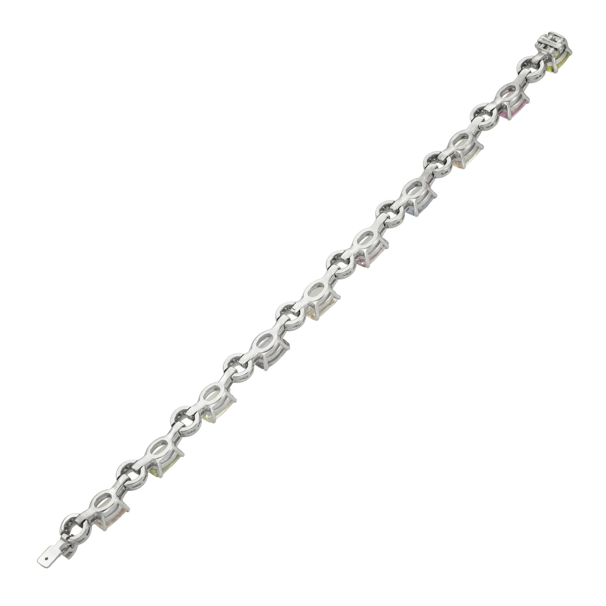 Una exquisita pulsera multicolor de zafiros y diamantes Corte oval en venta