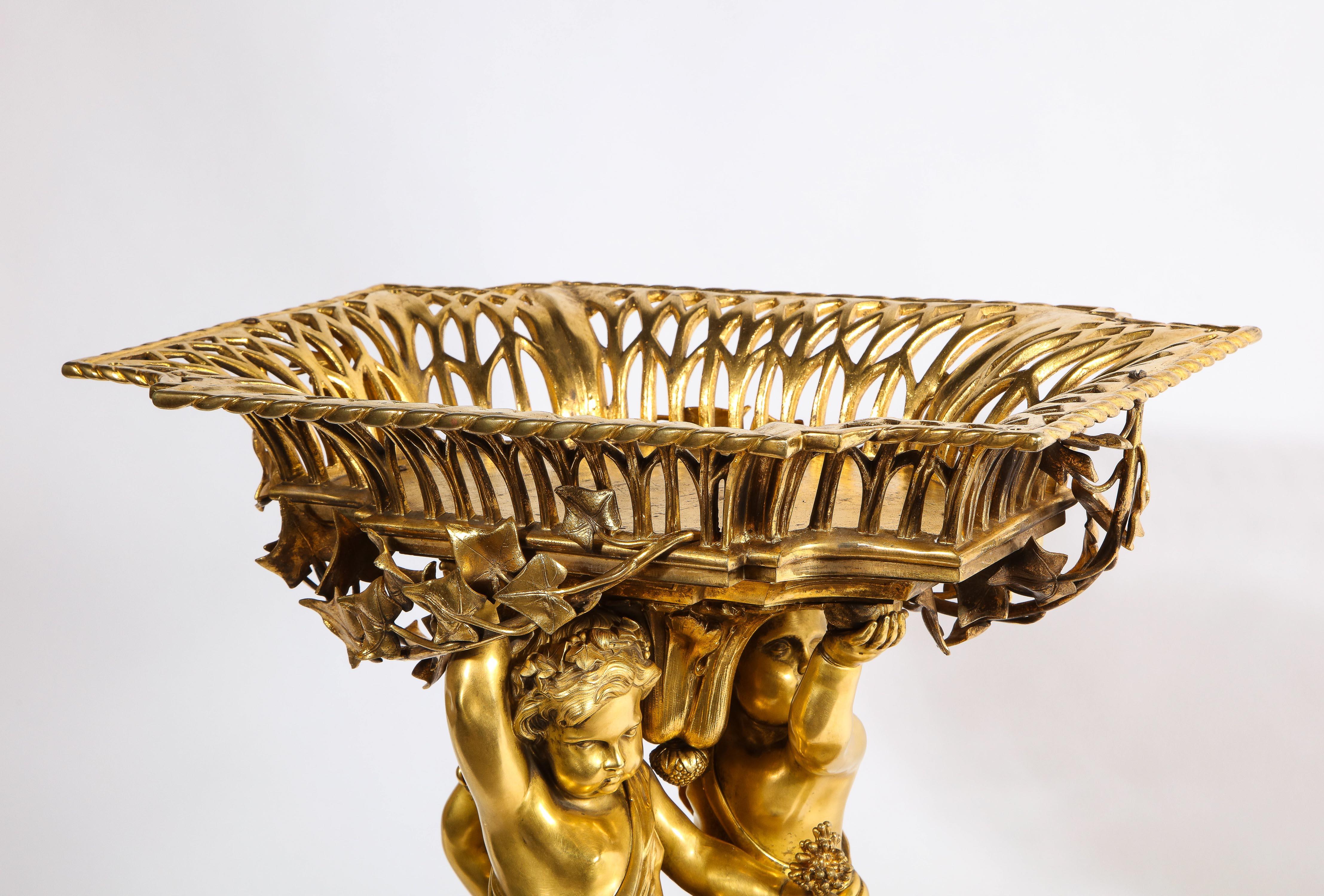 Centre de table exquis en bronze doré de Napoléon III, Circa 1880 en vente 8