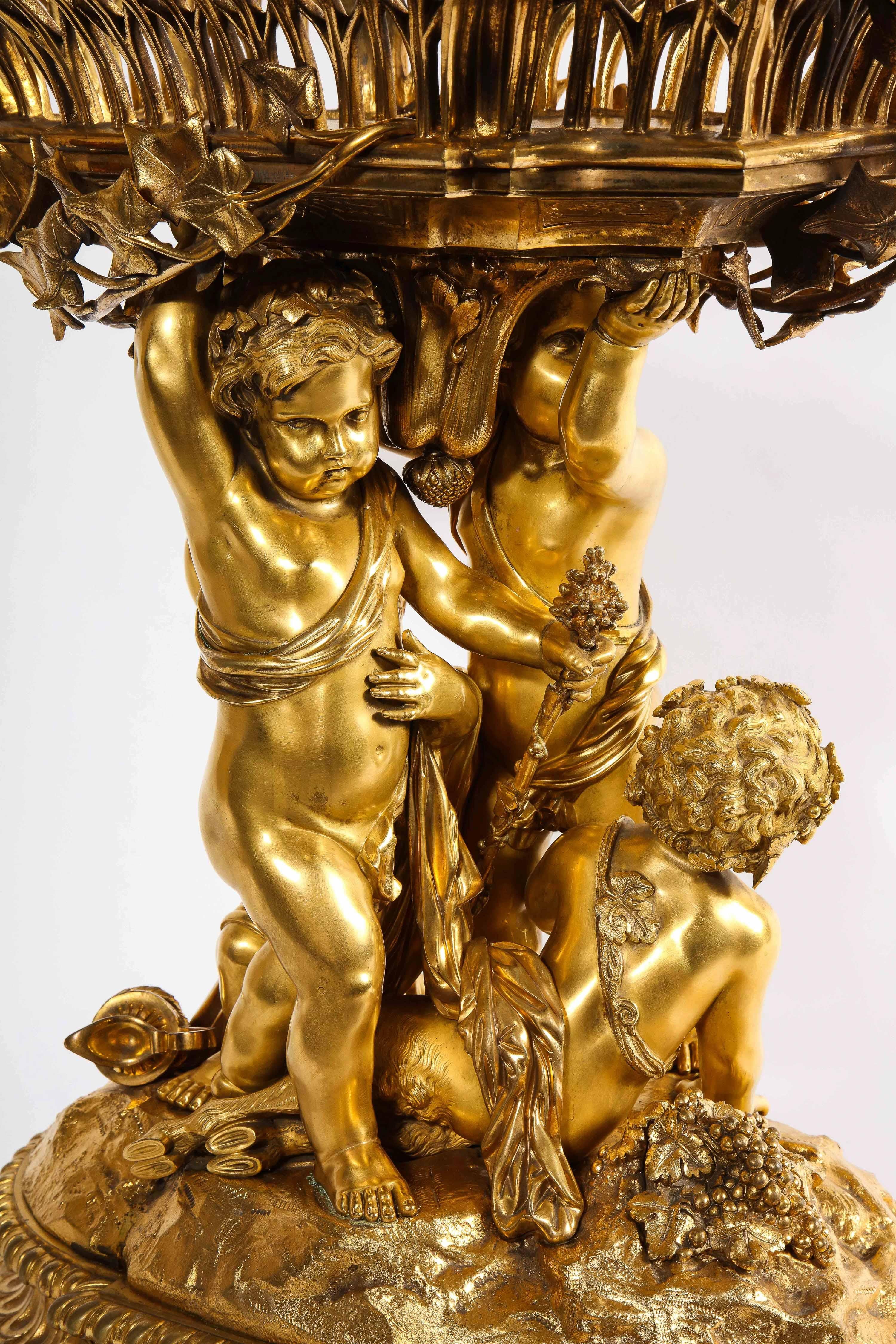 Centre de table exquis en bronze doré de Napoléon III, Circa 1880 en vente 11