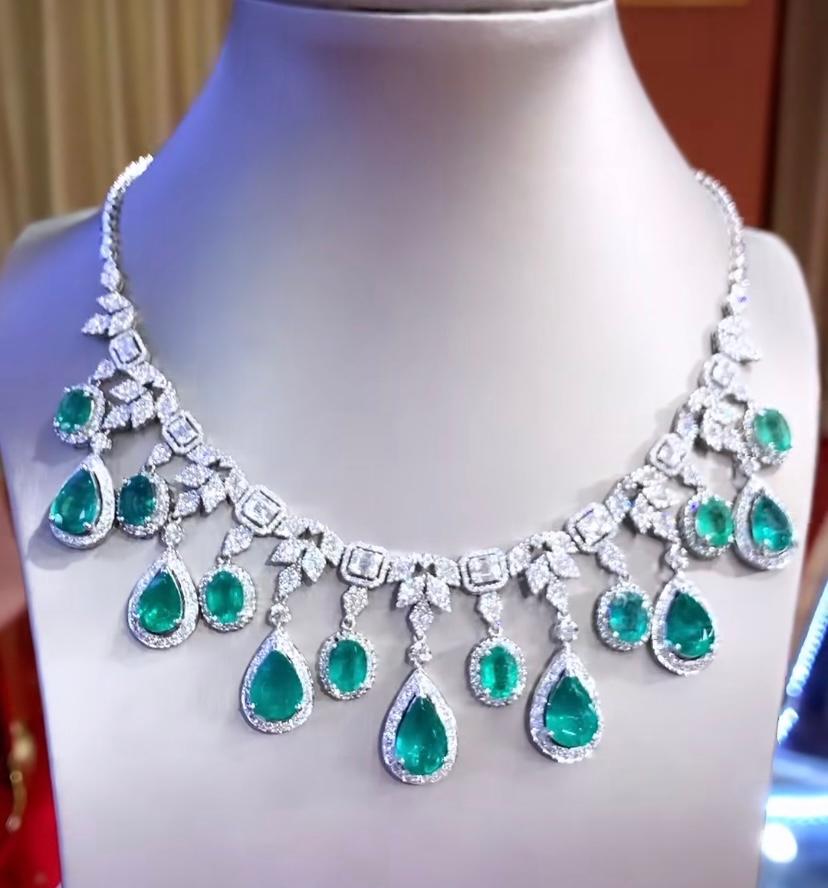 Halskette aus 18 Karat Gold, AIG-zertifiziert 36,19 Karat Zambia Smaragde Diamanten 12,44 Karat  Damen im Angebot