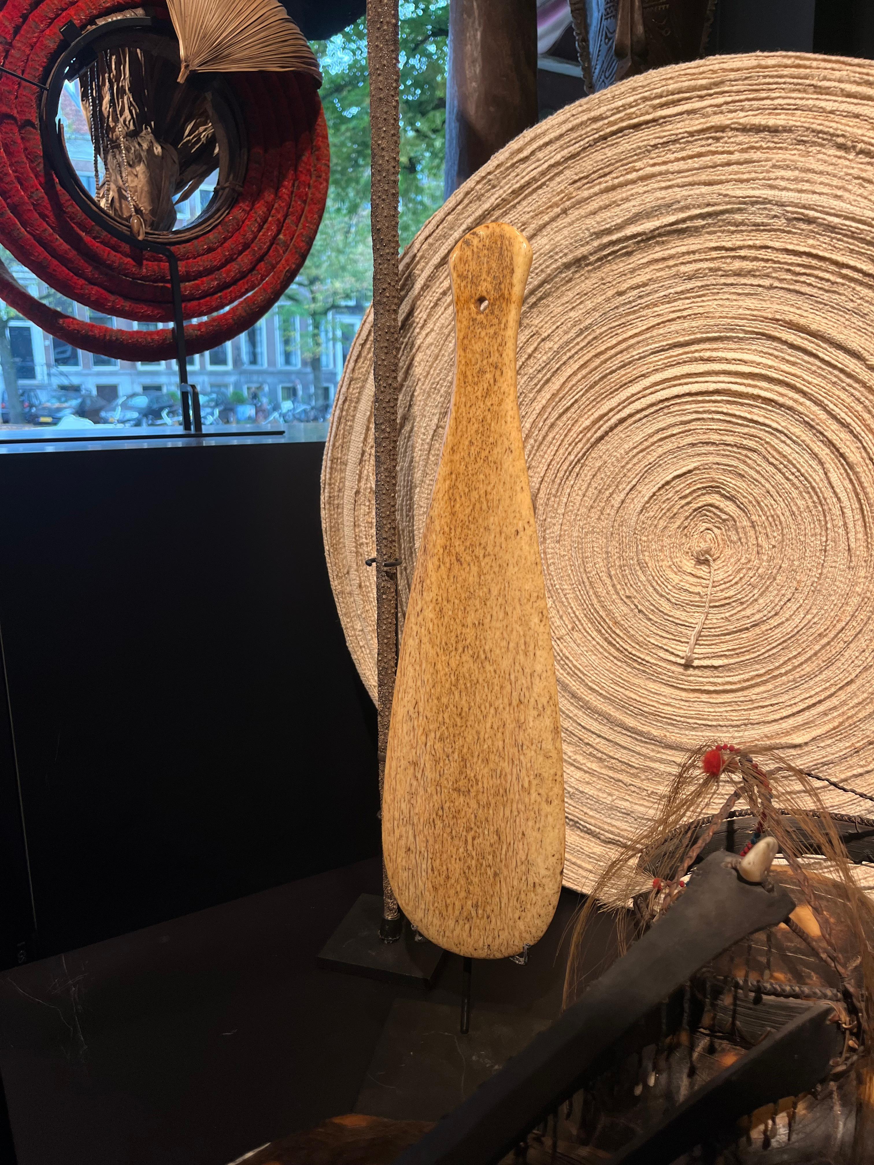 Waikato, siglo XIX

El patu es un arma de mano tradicional maorí, icónica dentro de la cultura maorí de Nueva Zelanda. Fabricado con materiales como la madera, la piedra verde (un tipo de jade conocido como pounamu) o el hueso de ballena, el patu