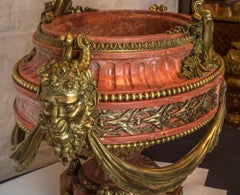 Uno squisito centrotavola in marmo rosso con montatura in ormù