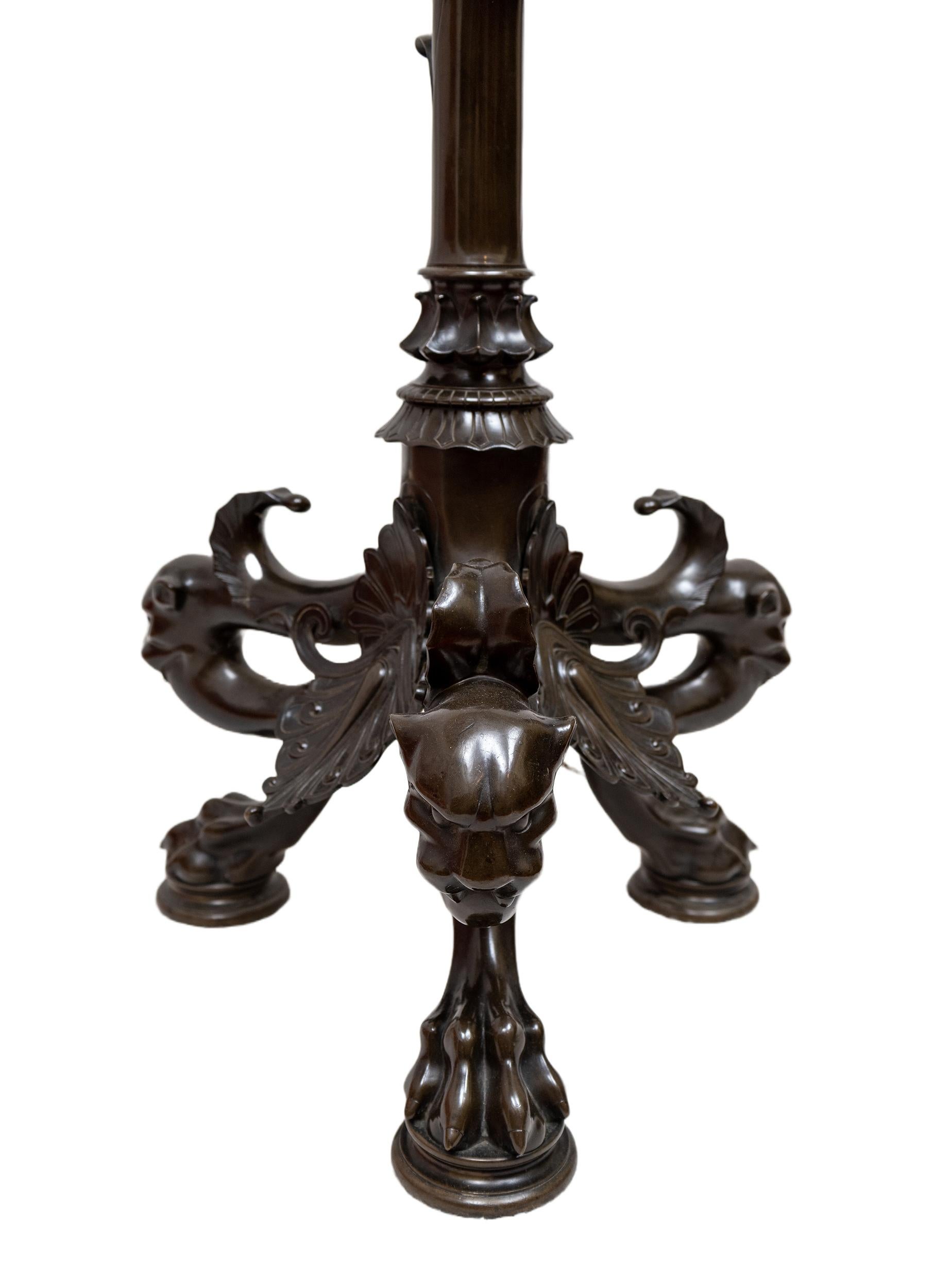 Français Une exquise paire de supports de lampes en bronze de l'exposition de Paris de 1855. en vente