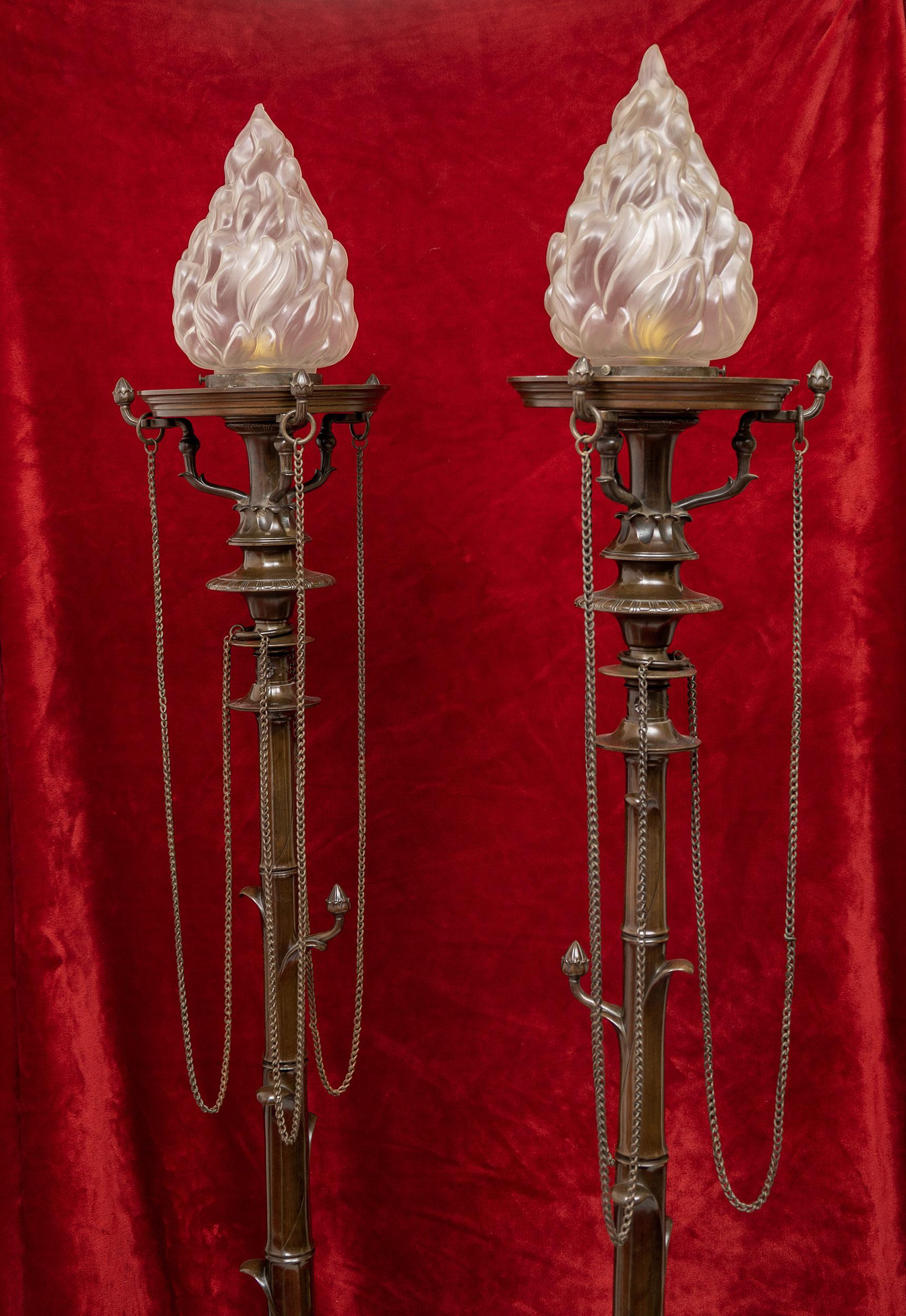 Moulage Une exquise paire de supports de lampes en bronze de l'exposition de Paris de 1855. en vente
