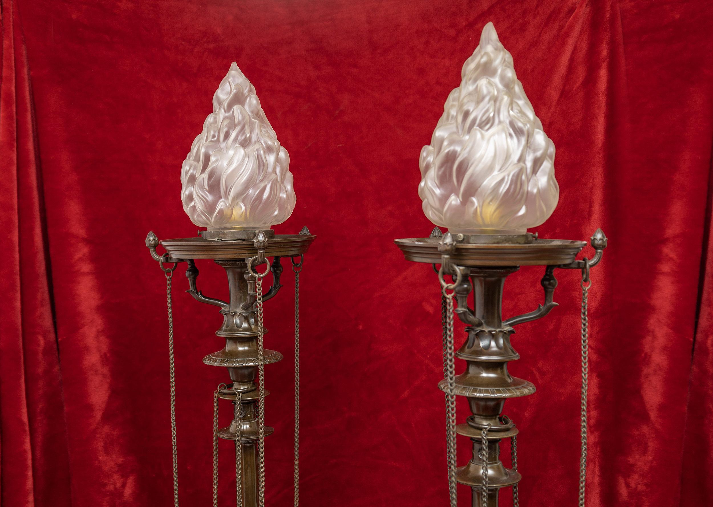XIXe siècle Une exquise paire de supports de lampes en bronze de l'exposition de Paris de 1855. en vente