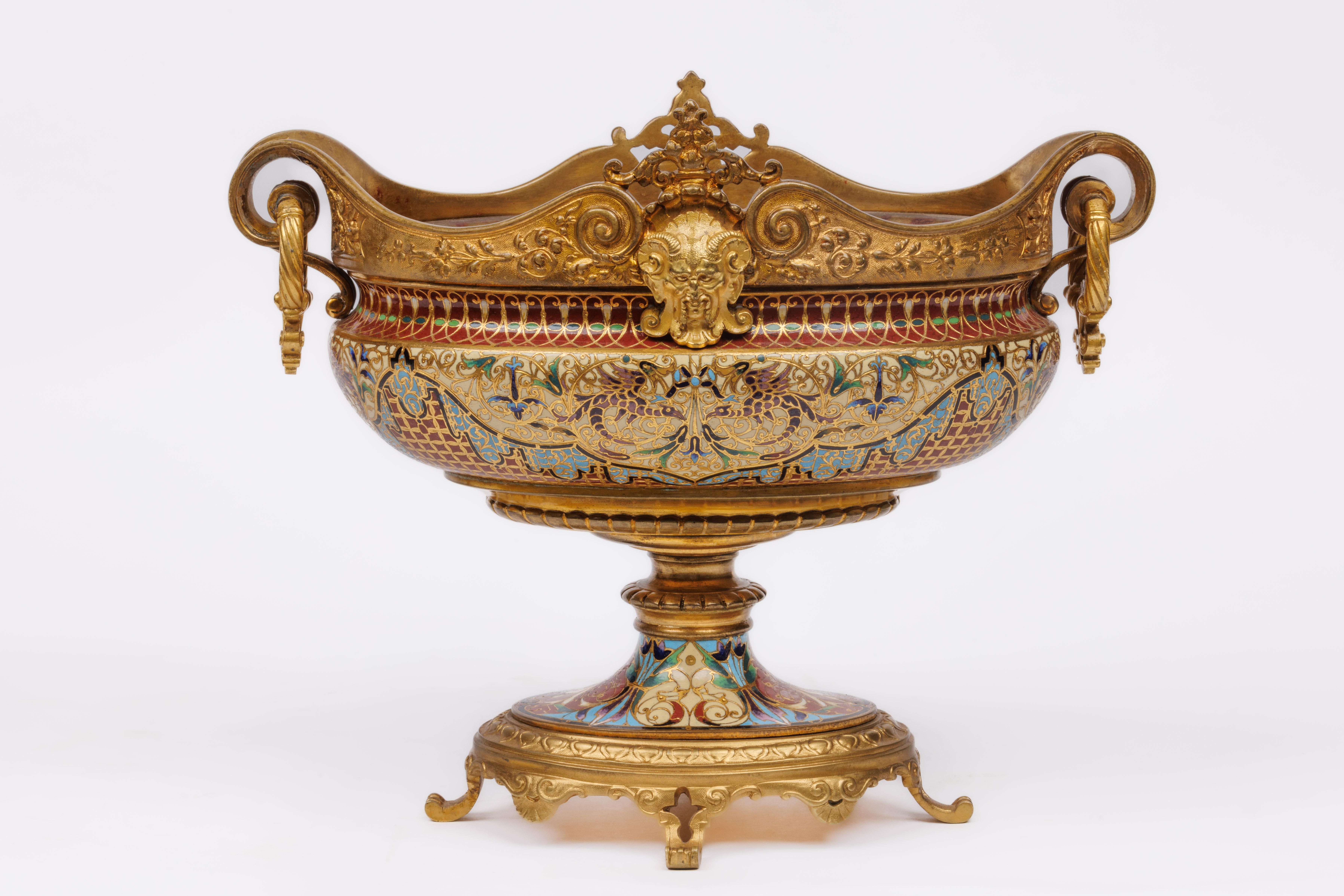 Una squisita coppia di giardinieri francesi del XIX secolo in ormolu e smalto champleve, circa 1875

Realizzato nello stile sofisticato del celebre Ferdinand Barbedienne, ogni jardinière presenta un grazioso profilo a bulbo, abilmente ornato da