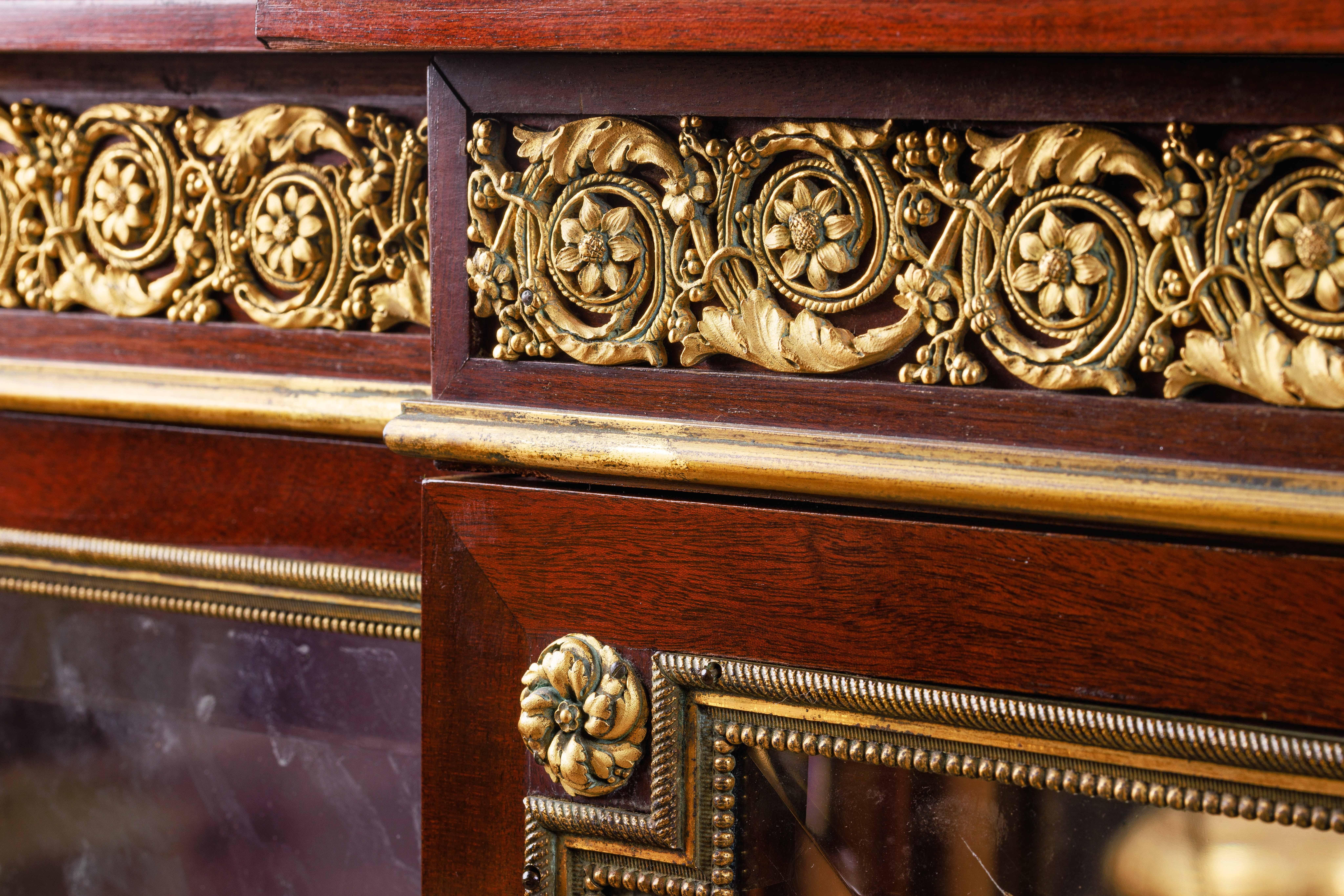 Squisito mobile commode francese di qualità con montatura in ormolu, 1880 ca. 3