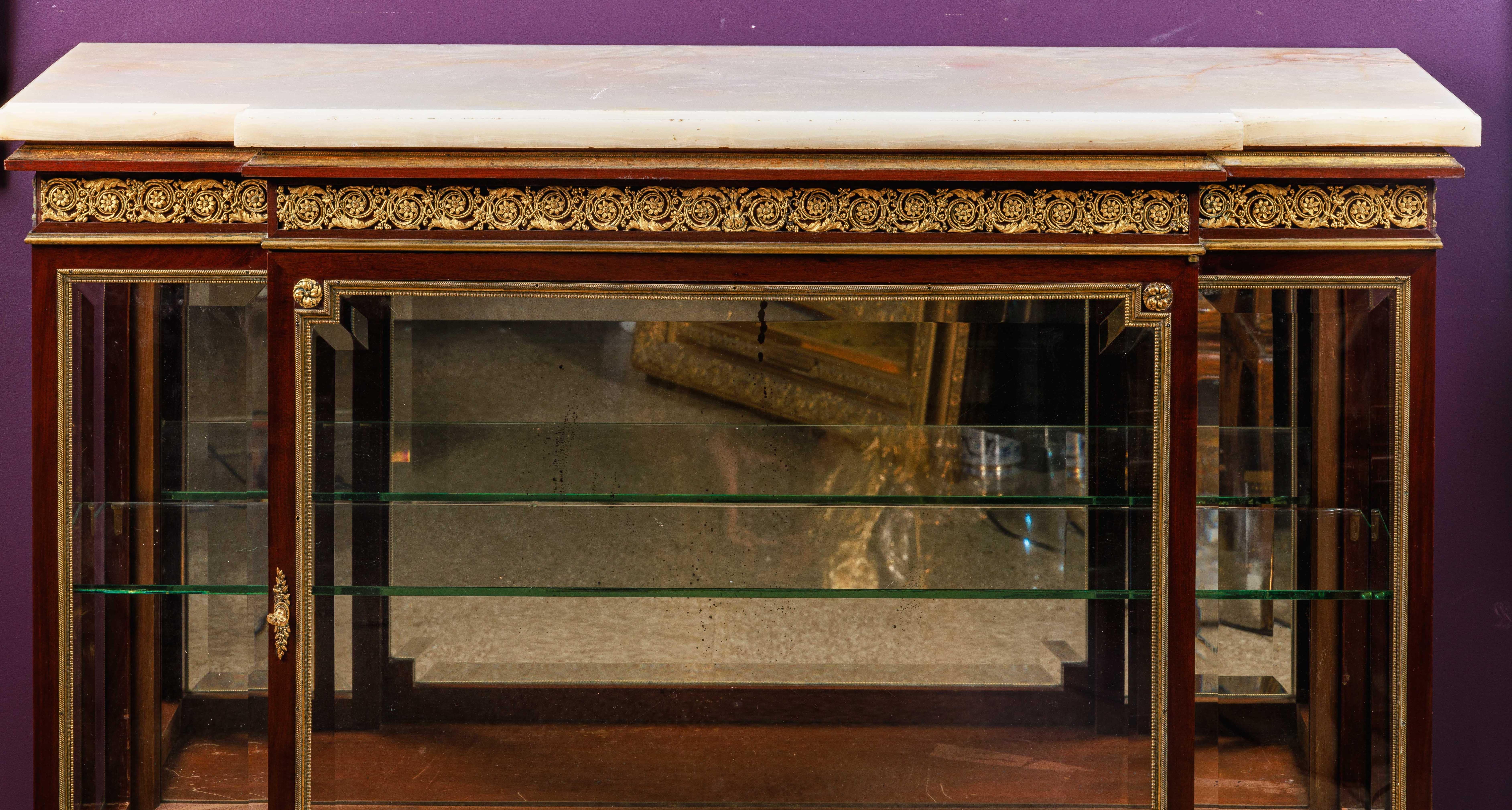 Un exquis meuble commode vitrine de qualité française monté en Ormolu, C. 1880, attribué à Paul Sormani.

Une très élégante vitrine / commode avec d'exquises montures en bronze doré de qualité supérieure et un plateau en onyx, dans le goût et le