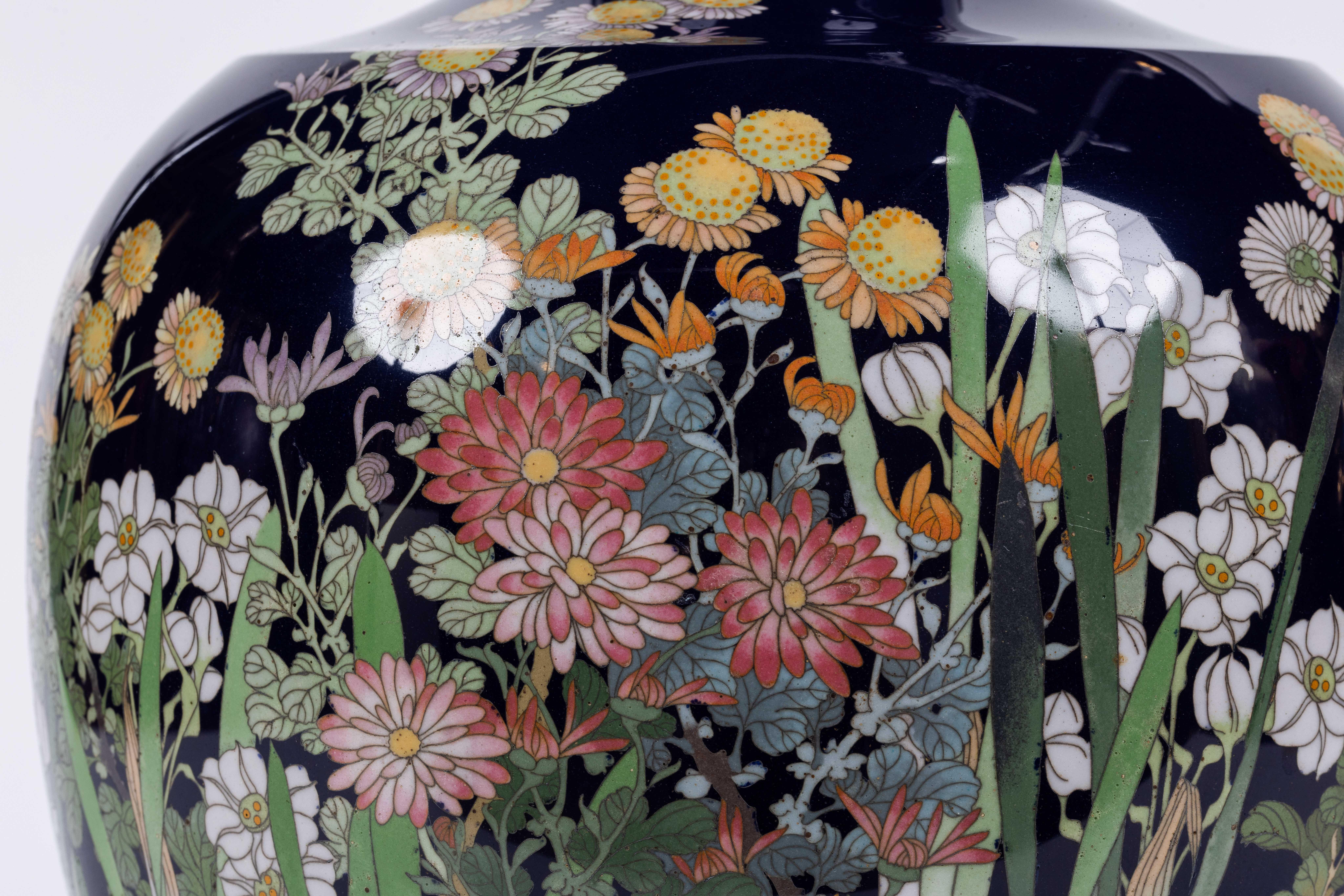 Vase à bourgeons en émail cloisonné japonais de la période Meiji, d'une qualité exquise  en vente 11
