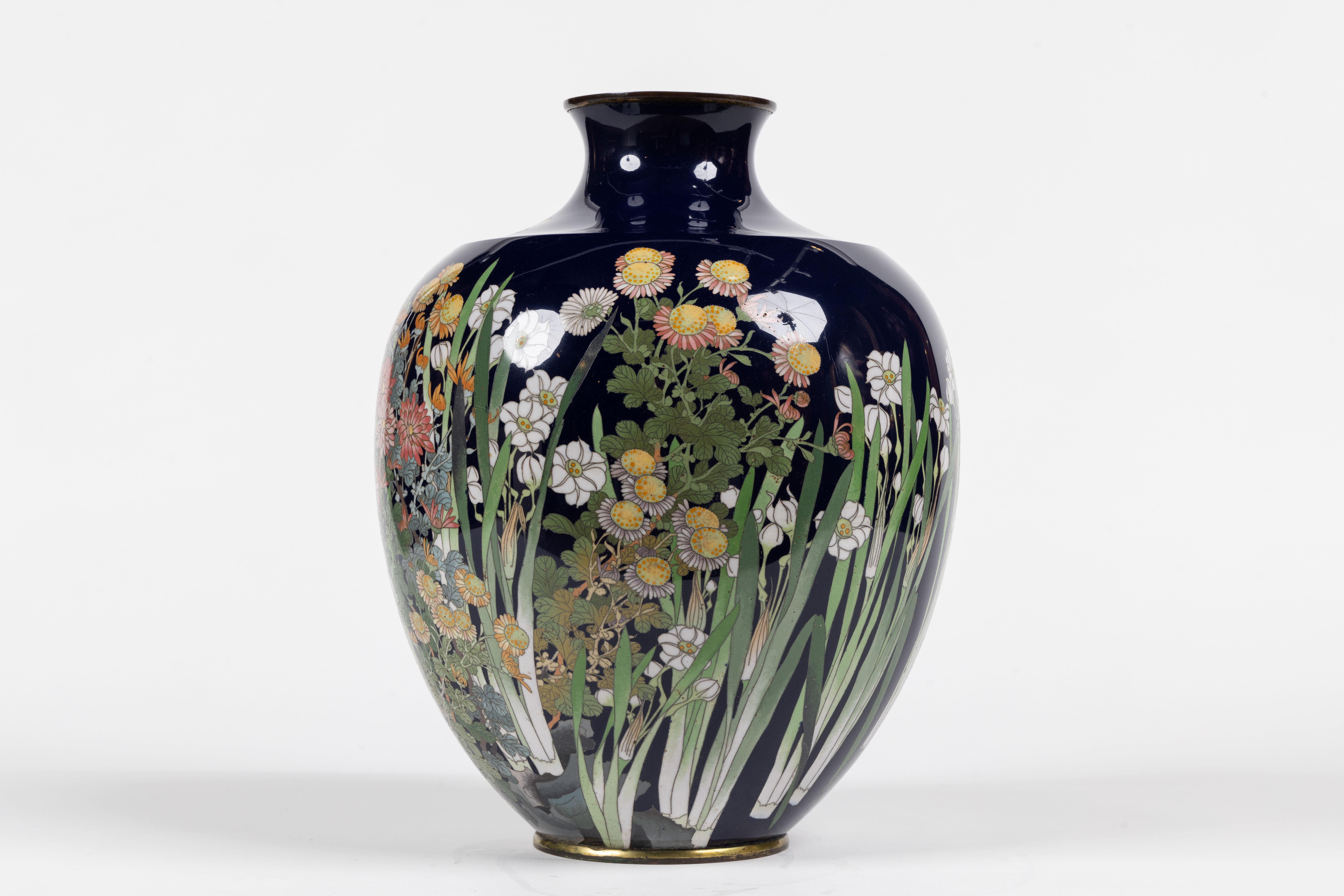 Ce grand vase à bourgeons en émail cloisonné japonais de l'époque Meiji, de qualité exquise et à fond cobalt, est une pièce vraiment remarquable. Cette magnifique œuvre d'art incarne la beauté intemporelle et le savoir-faire impeccable de l'ère