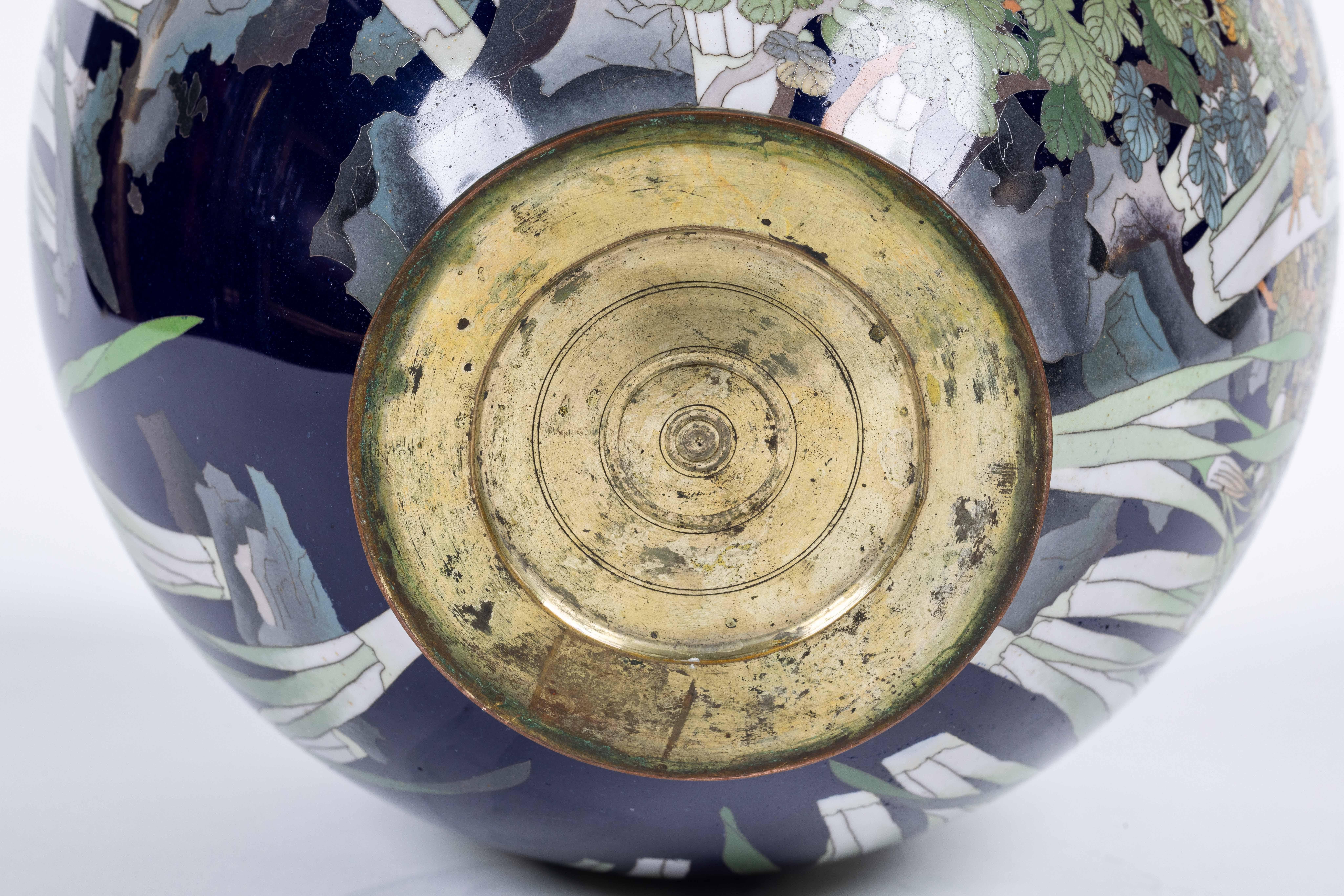 Vase à bourgeons en émail cloisonné japonais de la période Meiji, d'une qualité exquise  en vente 14