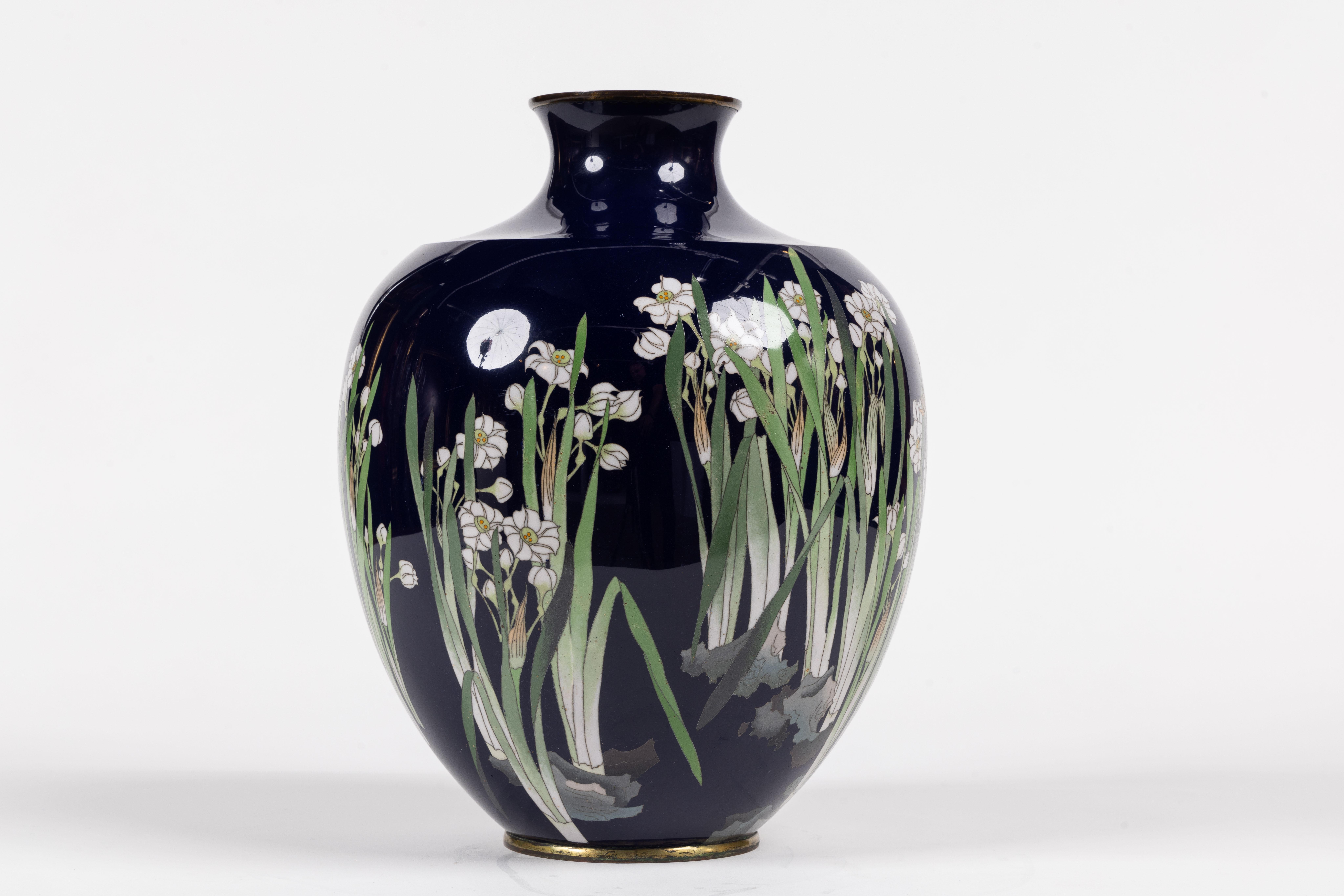 Vase à bourgeons en émail cloisonné japonais de la période Meiji, d'une qualité exquise  Bon état - En vente à New York, NY