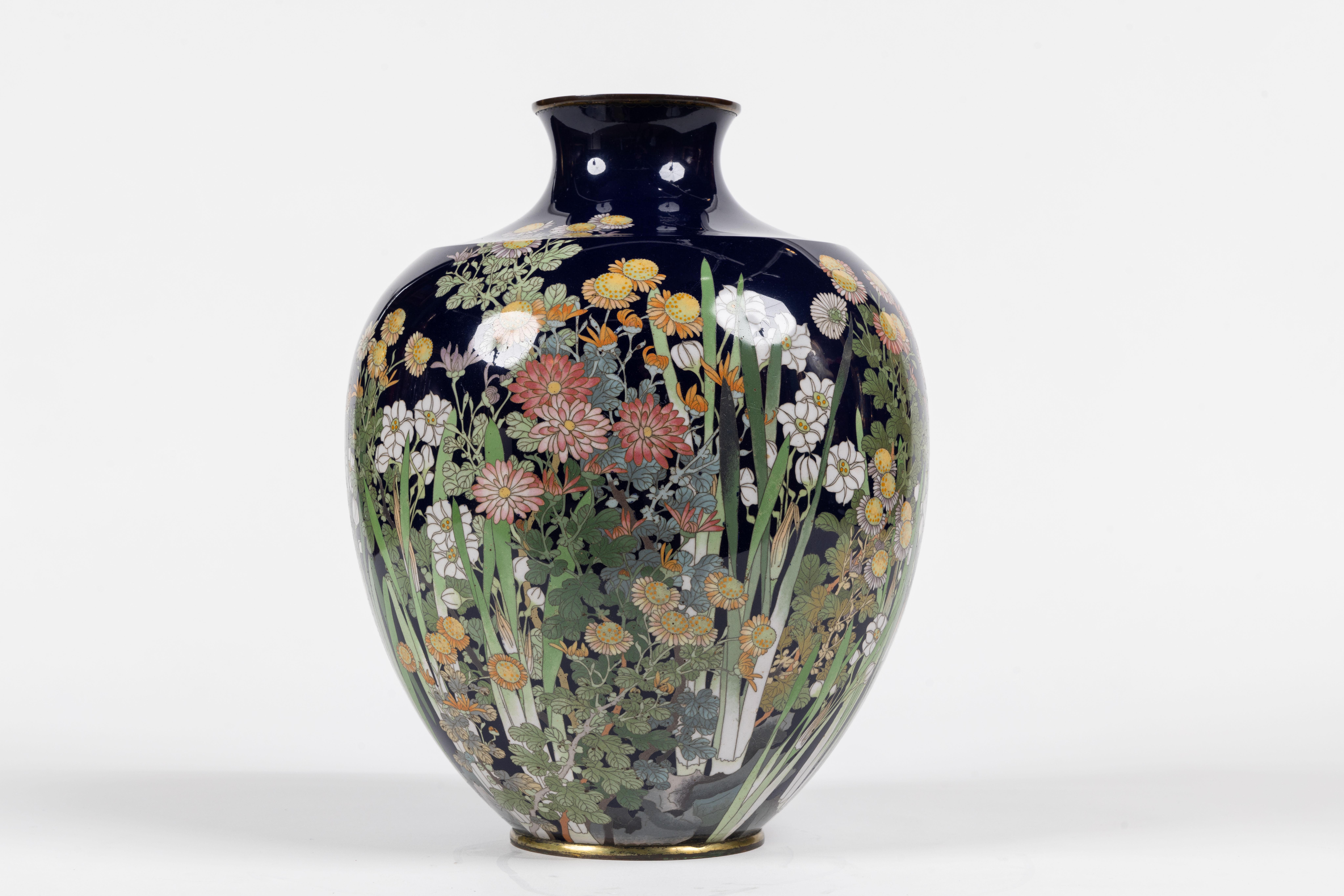 Émail Vase à bourgeons en émail cloisonné japonais de la période Meiji, d'une qualité exquise  en vente