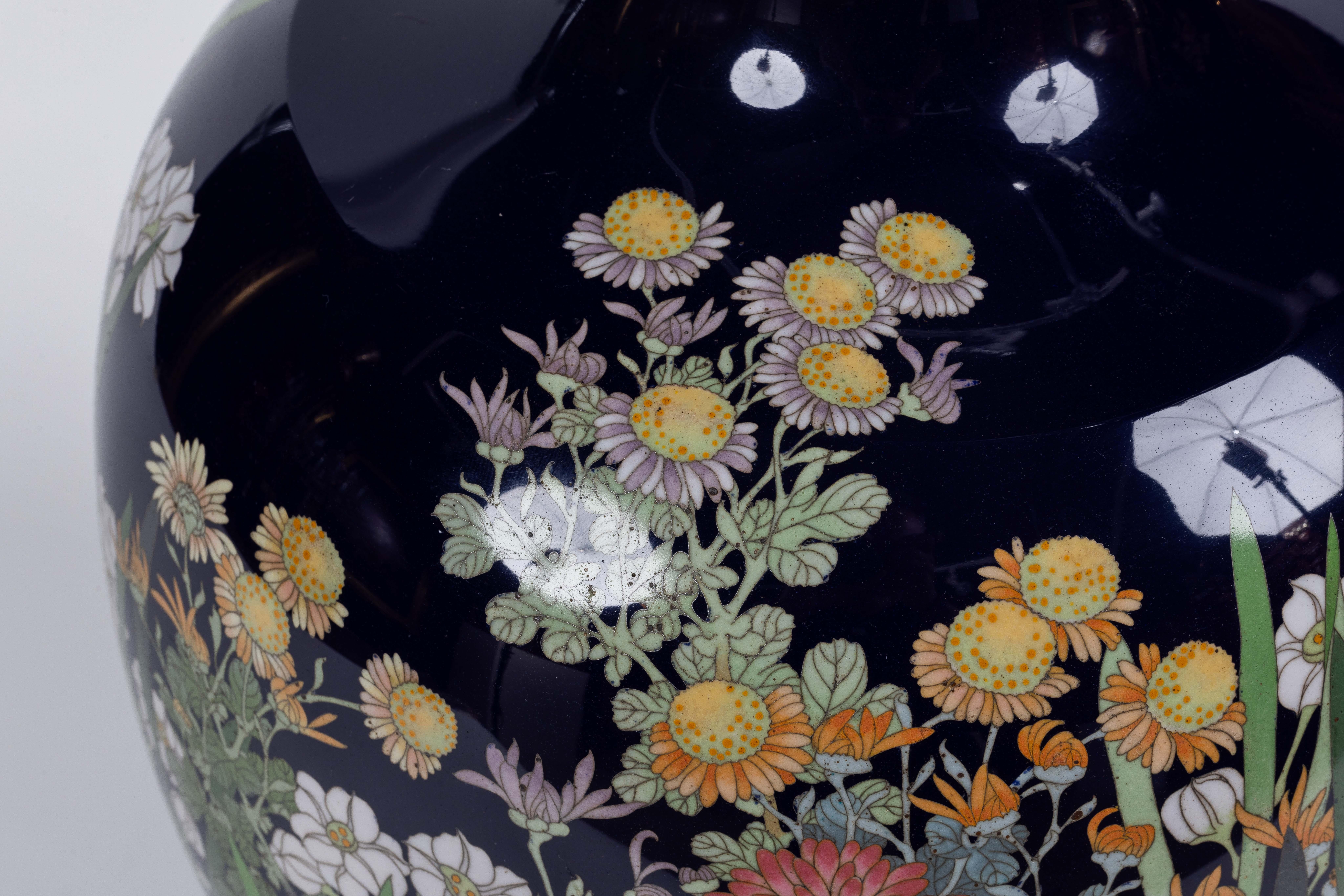 Vase à bourgeons en émail cloisonné japonais de la période Meiji, d'une qualité exquise  en vente 2