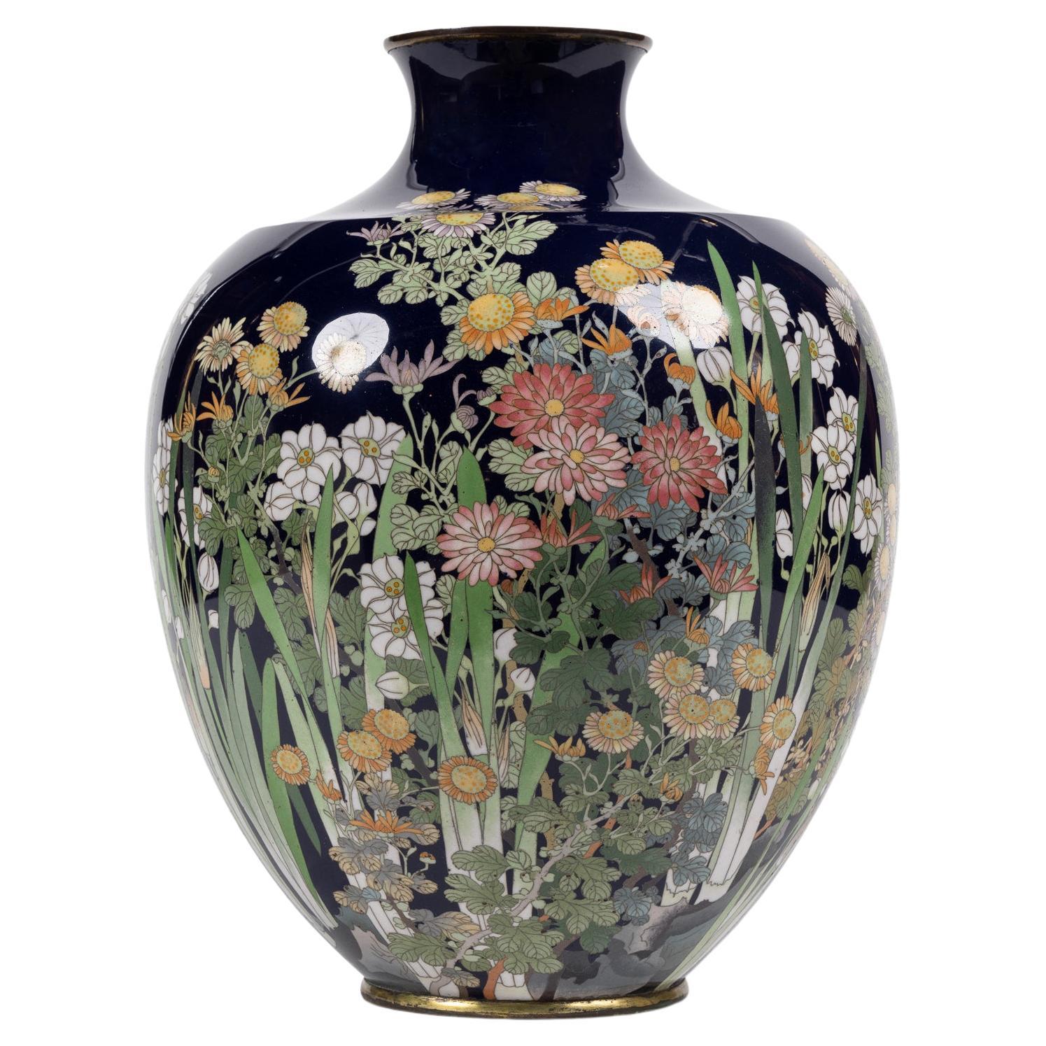 Vase à bourgeons en émail cloisonné japonais de la période Meiji, d'une qualité exquise  en vente