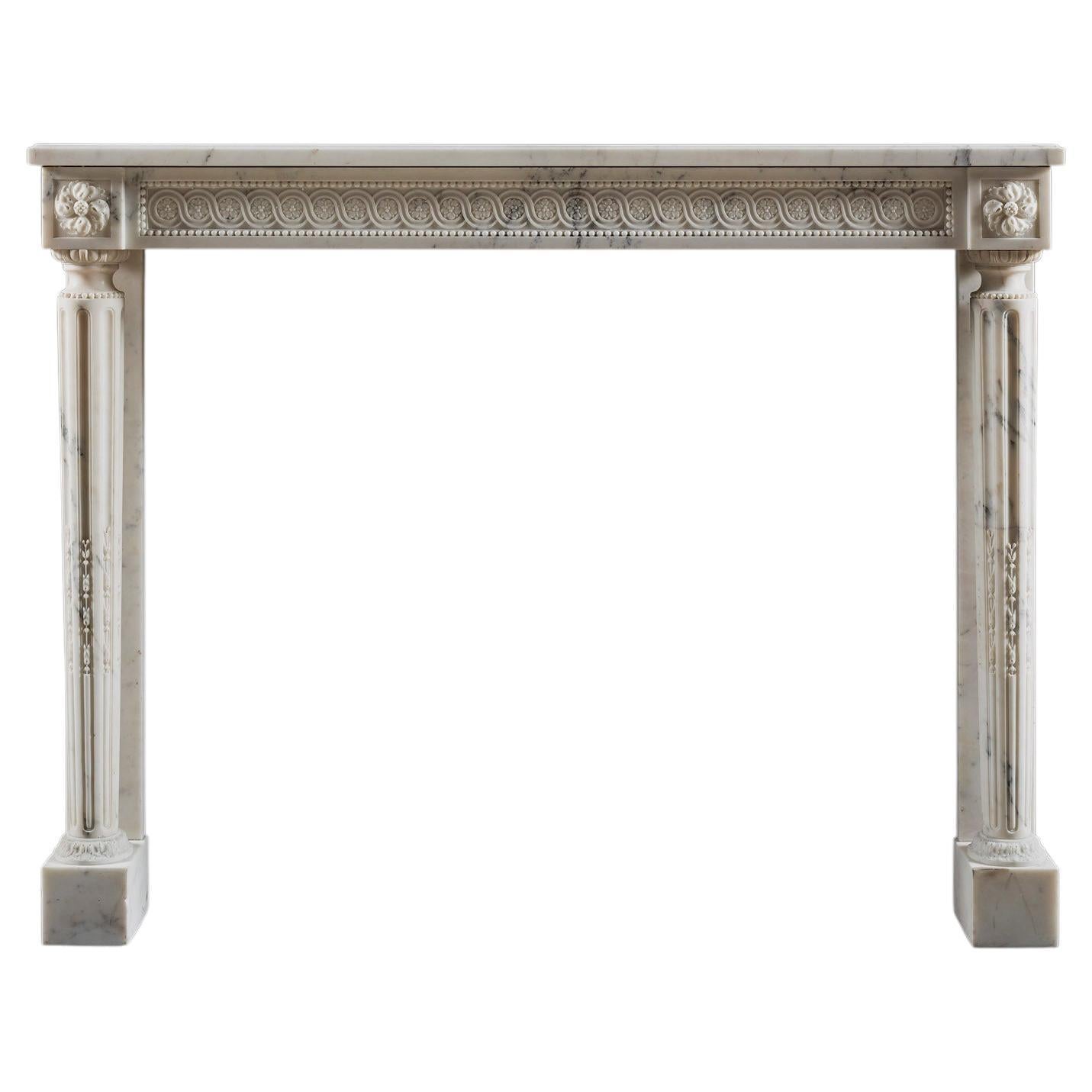 Une cheminée de style Louis XVI exquisément exécutée