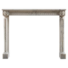 Une cheminée de style Louis XVI exquisément exécutée