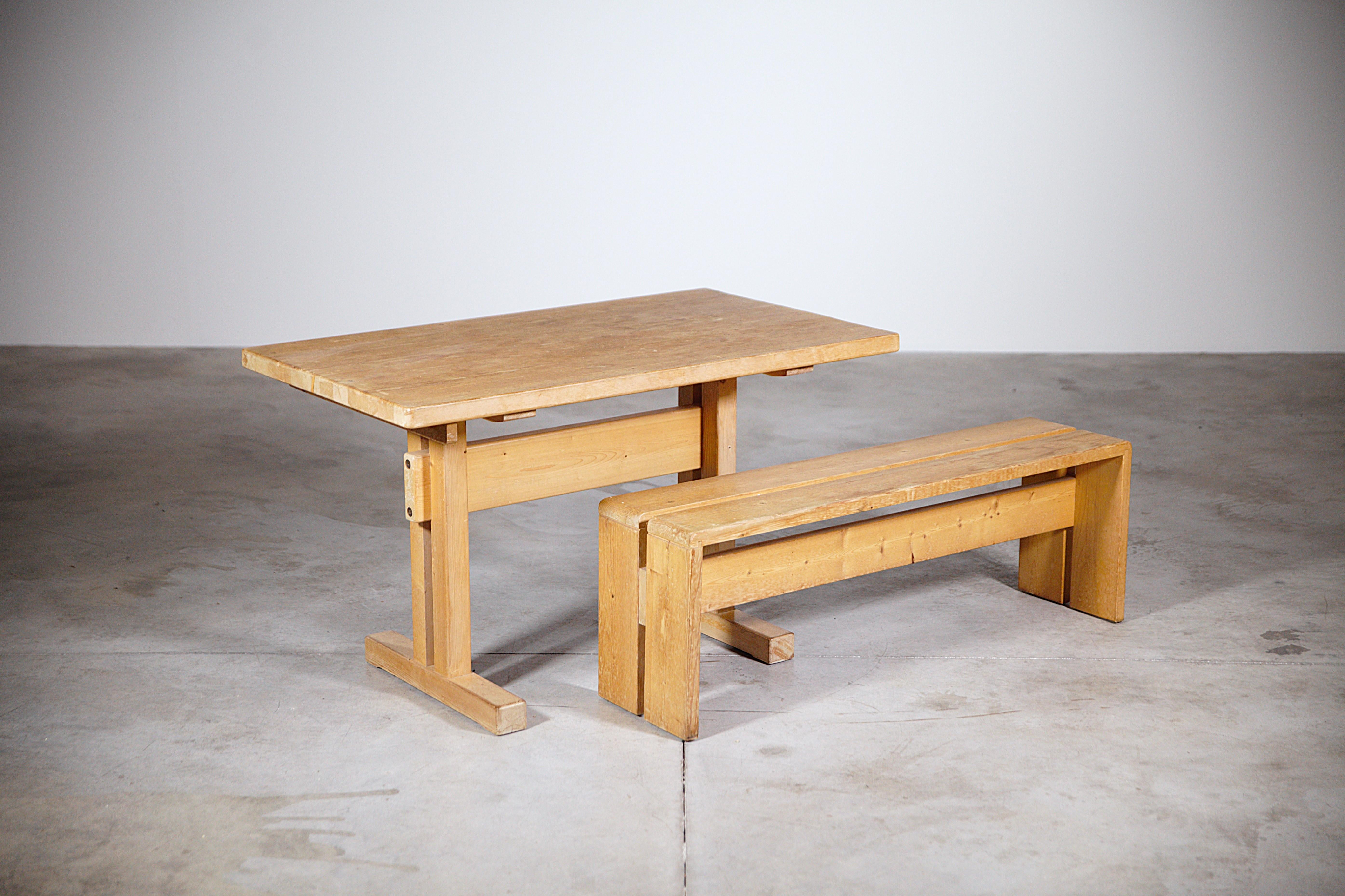 An extending table selected by Charlotte Perriand for Les Arcs France 1970s.

Size of the table with extending : 1.50m

In pine wood.

In good condition.

Report : weathered patina on the top and on the bench ( please check the pictures ).