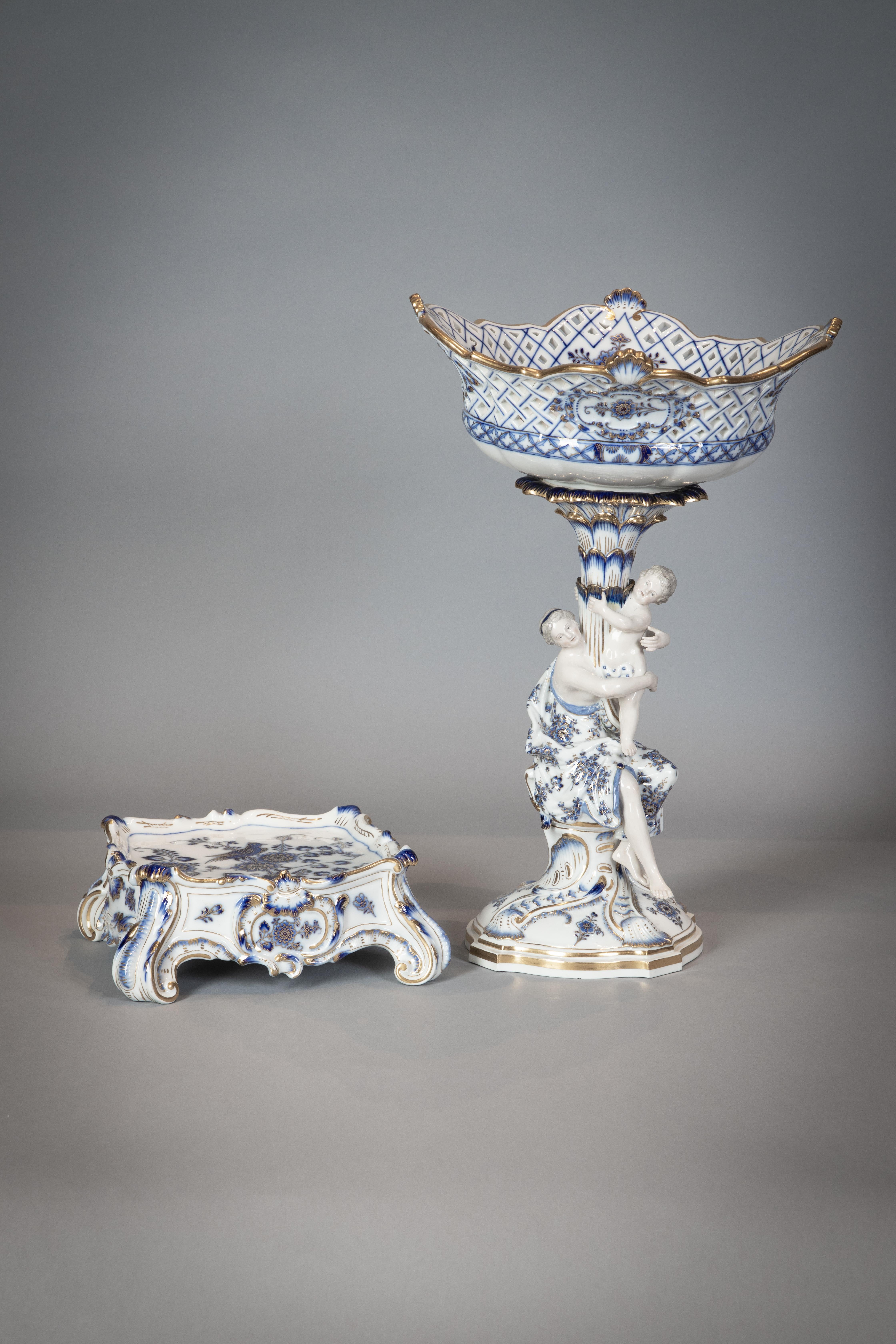 Extensive Assembled Meissen Blue and White Bird Model Dinner Service, circa 1890 For Sale 4