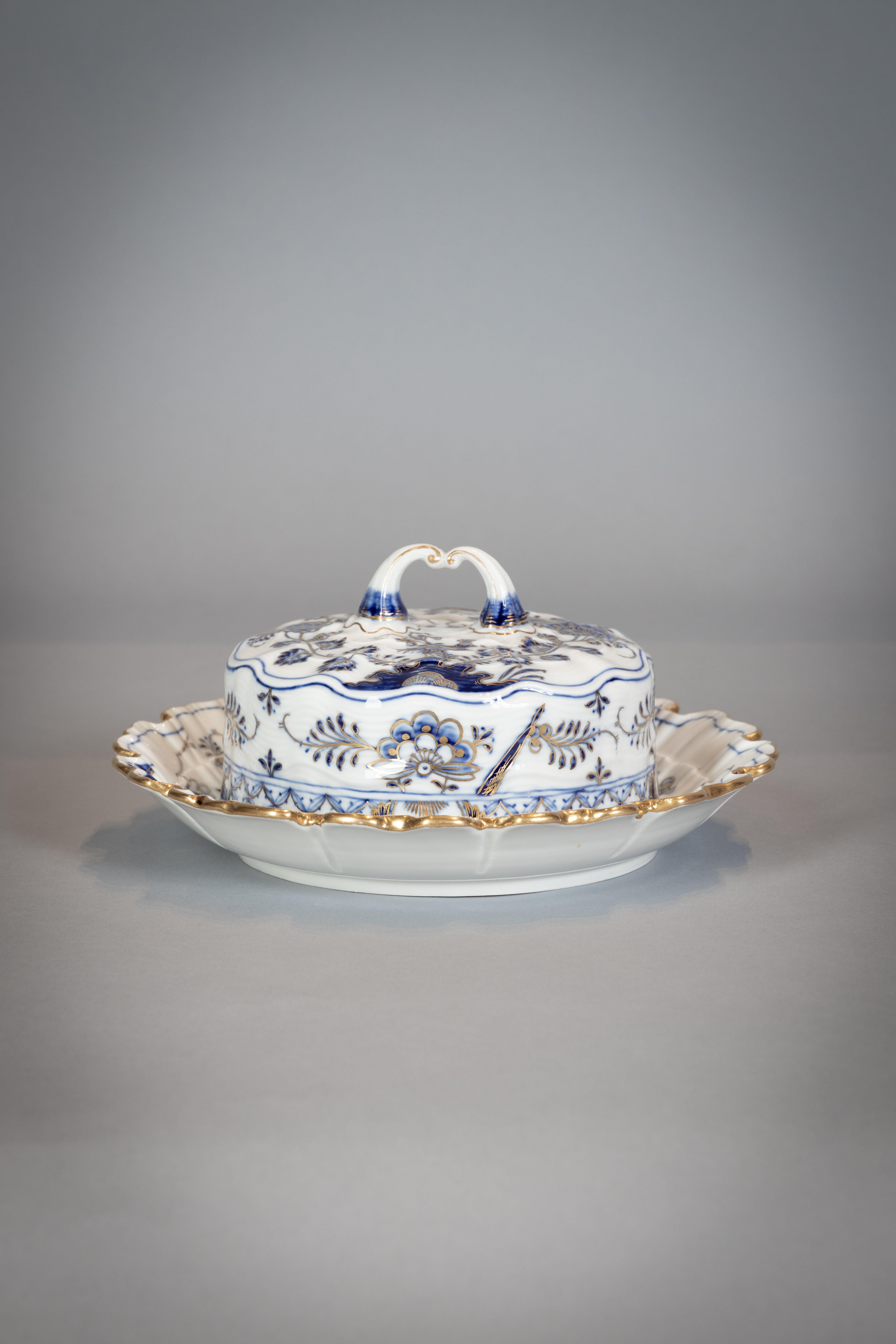 Extensive Assembled Meissen Blue and White Bird Model Dinner Service, circa 1890 For Sale 5