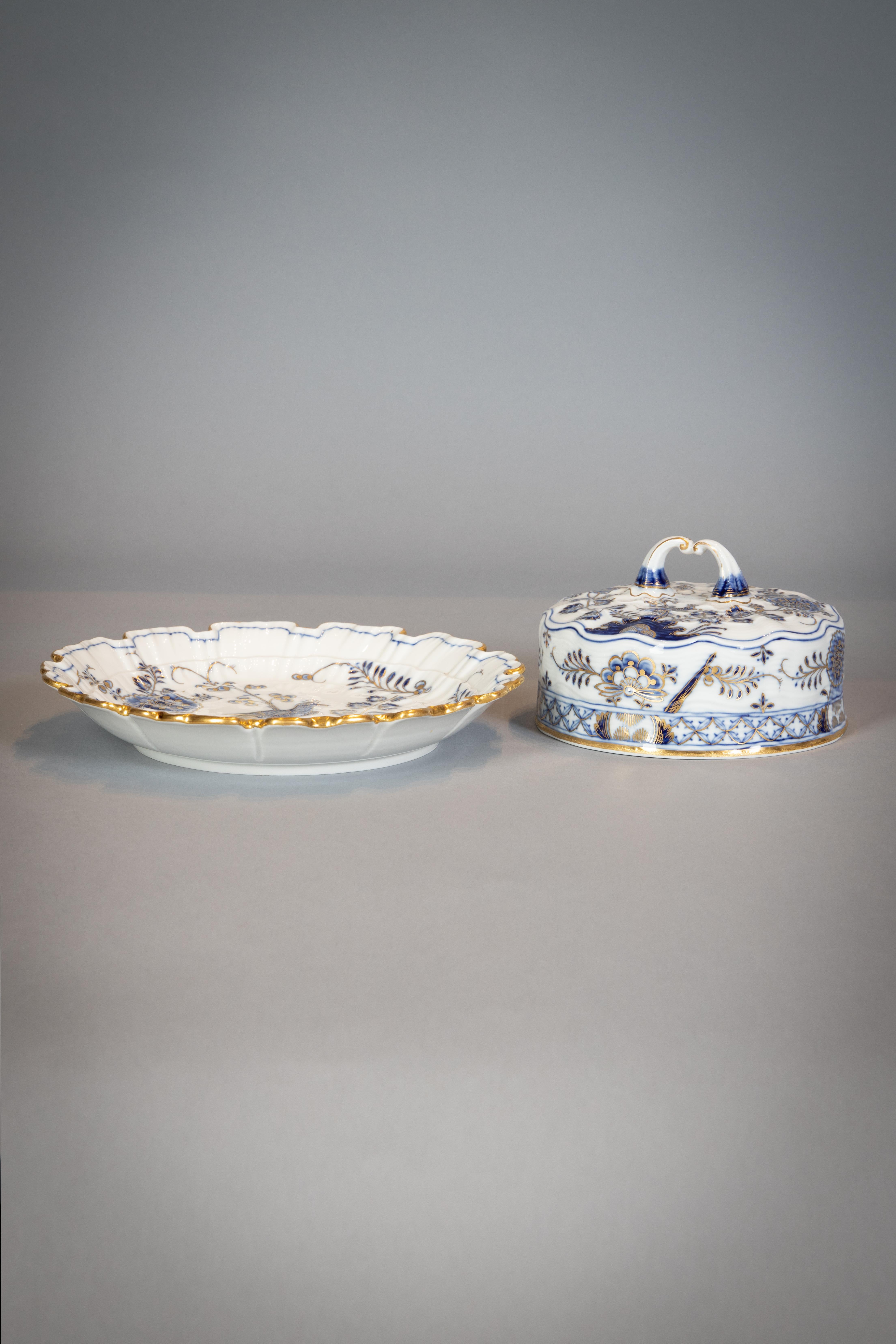 Extensive Assembled Meissen Blue and White Bird Model Dinner Service, circa 1890 For Sale 6