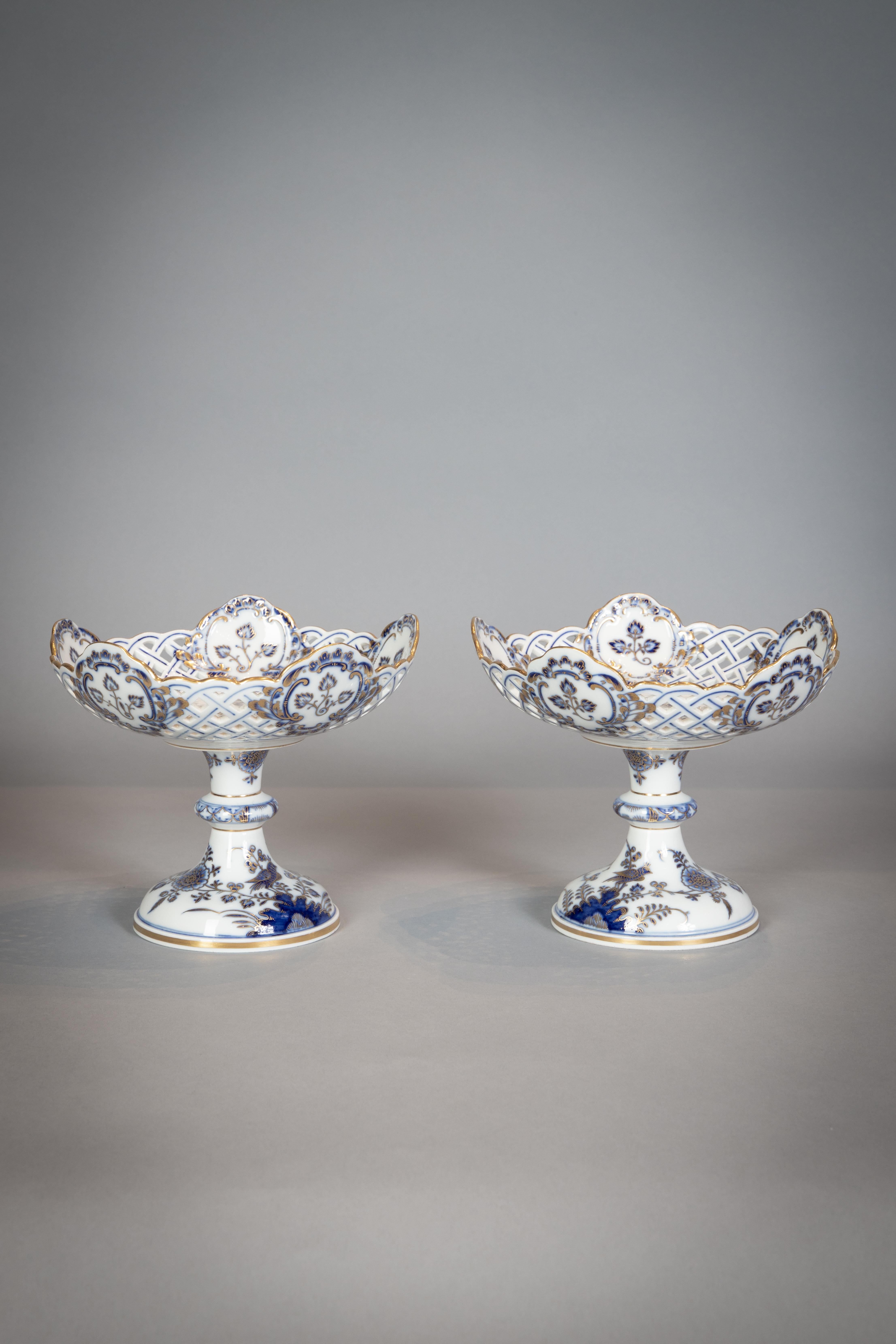 Extensive Assembled Meissen Blue and White Bird Model Dinner Service, circa 1890 For Sale 7