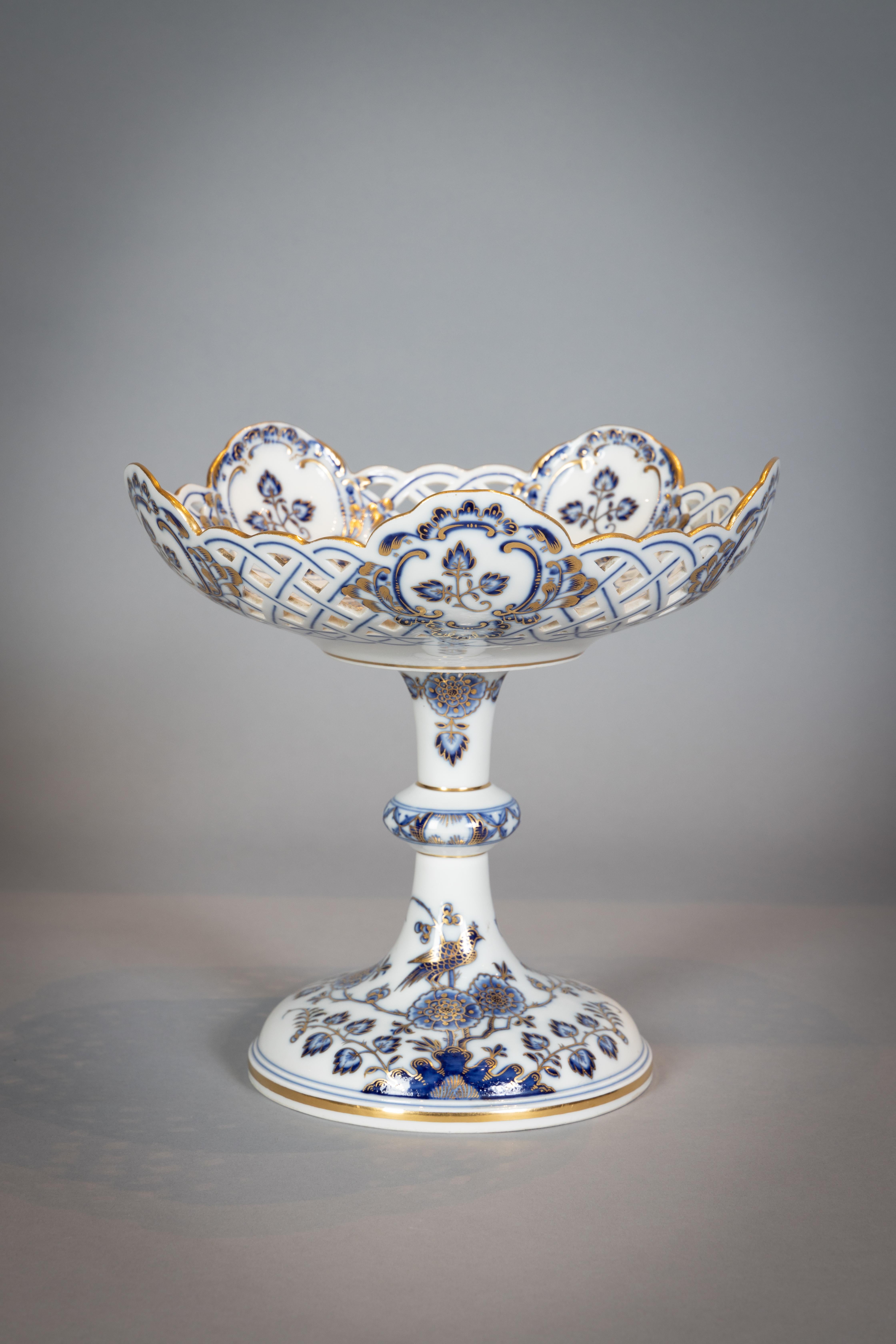 Extensive Assembled Meissen Blue and White Bird Model Dinner Service, circa 1890 For Sale 8