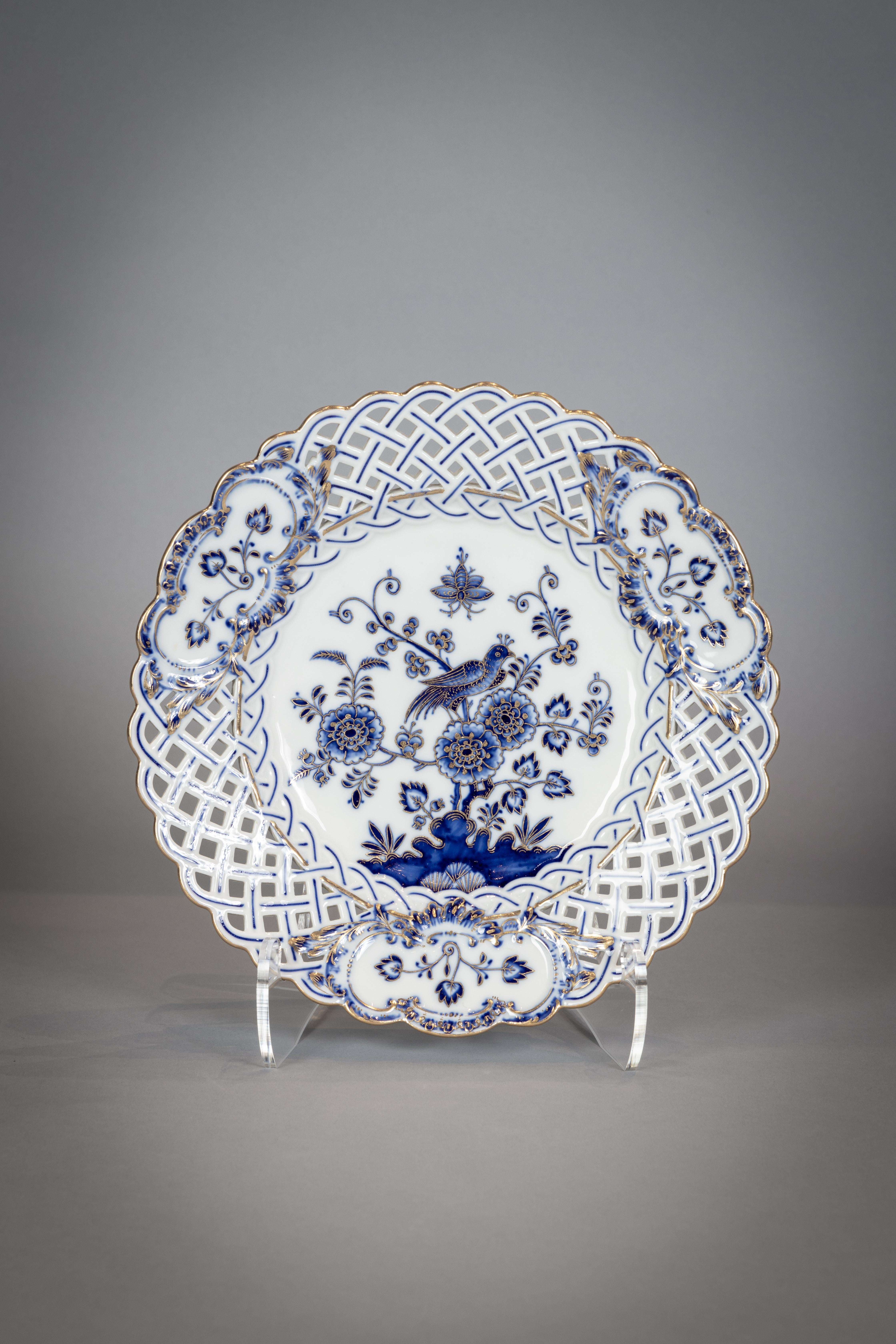 Extensive Assembled Meissen Blue and White Bird Model Dinner Service, circa 1890 For Sale 11