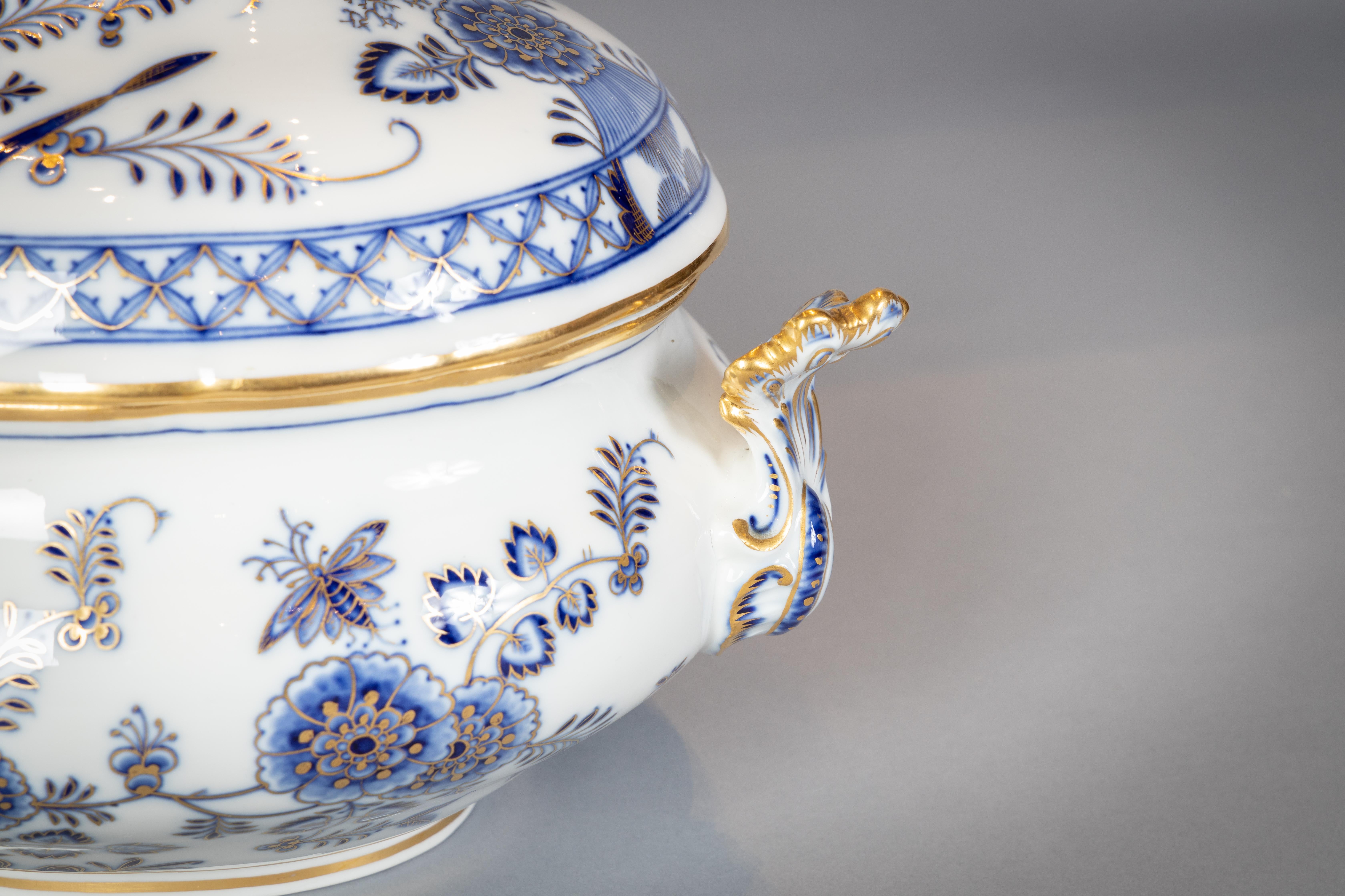 Late 19th Century Extensive Assembled Meissen Blue and White Bird Model Dinner Service, circa 1890 For Sale