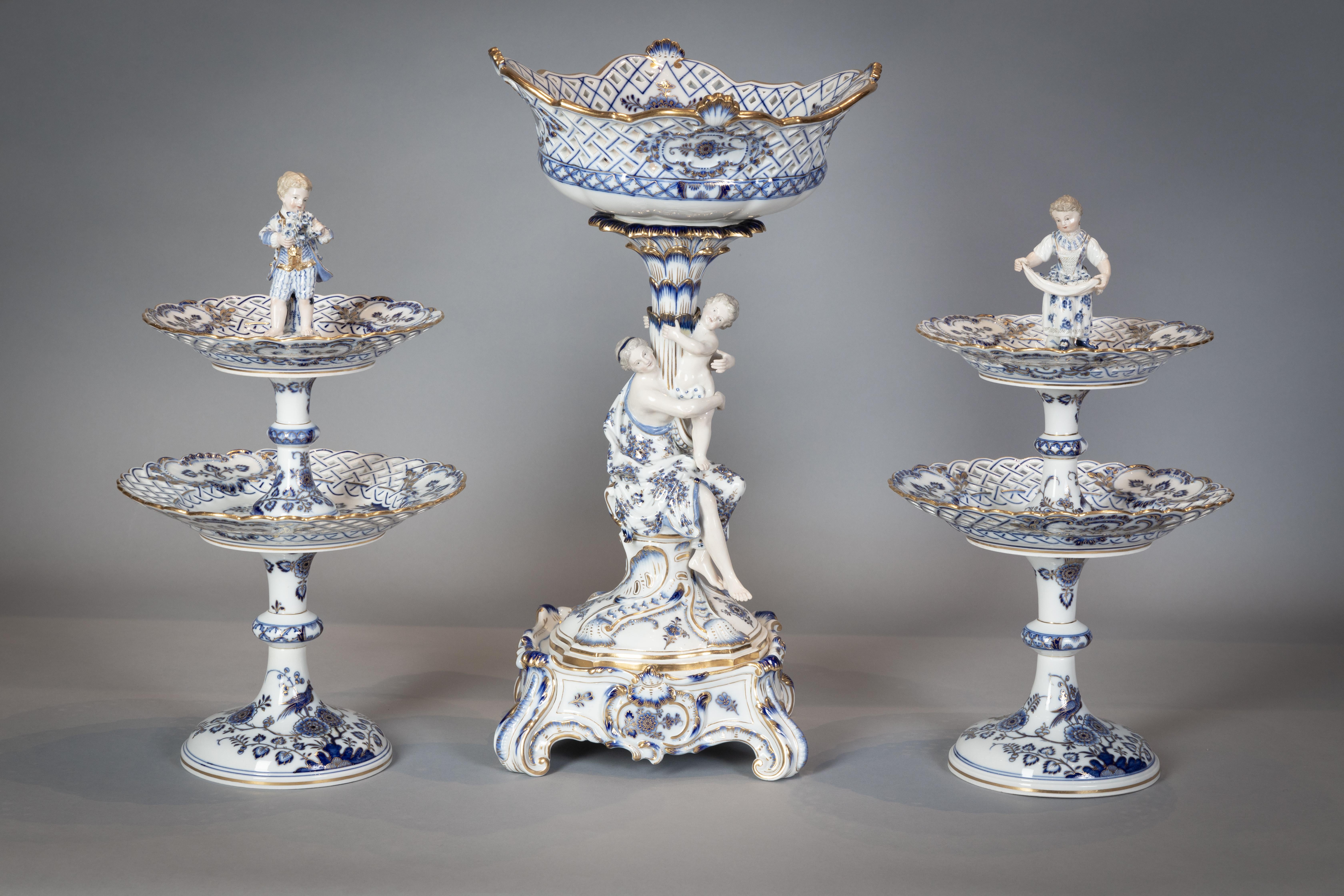 Extensive Assembled Meissen Blue and White Bird Model Dinner Service, circa 1890 For Sale 3