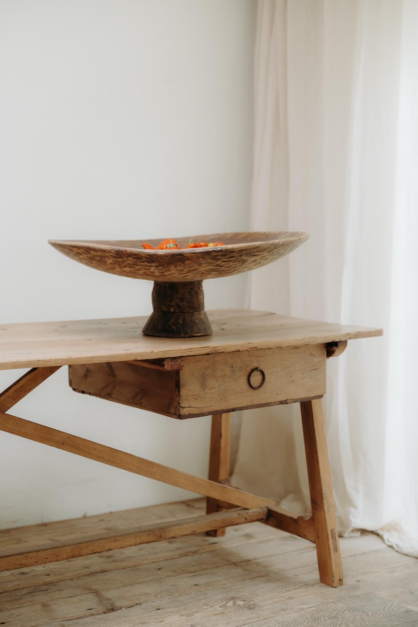 una ciotola per il pane extra large proveniente dal Marocco, ricavata da un unico pezzo di legno di acacia, bella patina, grande oggetto decorativo... questi oggetti sono diventati piuttosto rari, posso farveli imballare in modo professionale...
