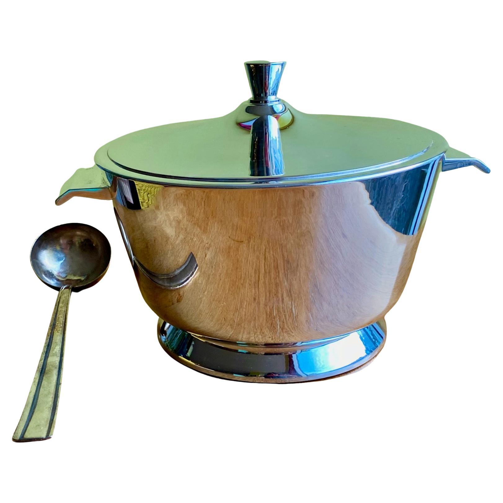 This is an unusually large Gio Ponti Tureen for Broggi, Milano.
It is very stylish and in good condition.
Please note that our prices are updated frequently and may change at any time without prior notice depending on stock availability and demand.