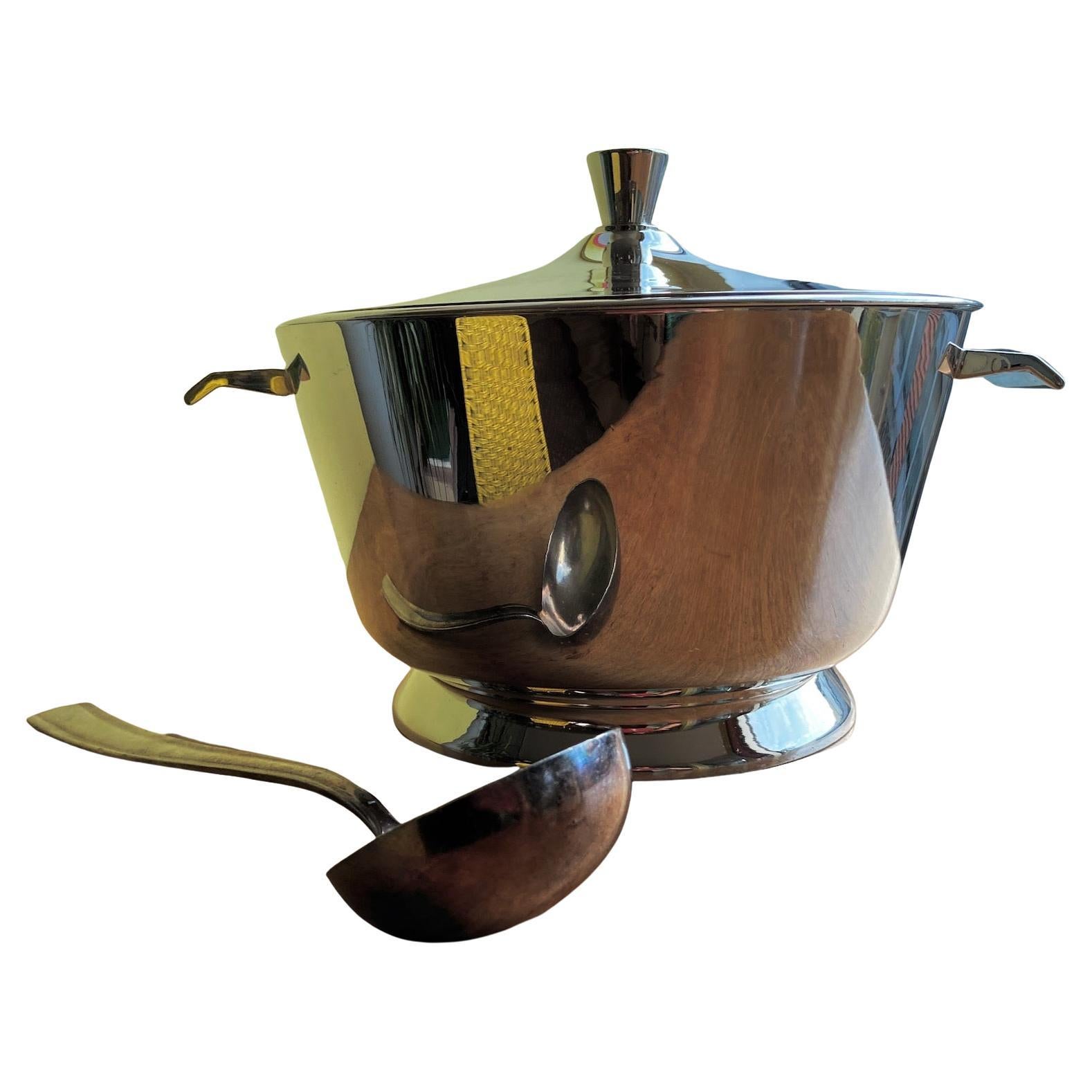 A large Gio Ponti silver plated deep vegetables or soup tureen for Broggi In Good Condition In London, Fitzrovia