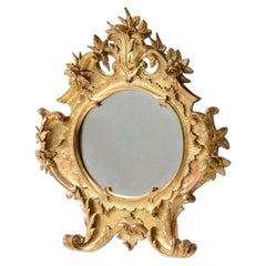 Uno straordinario antico piccolo specchio in legno dorato