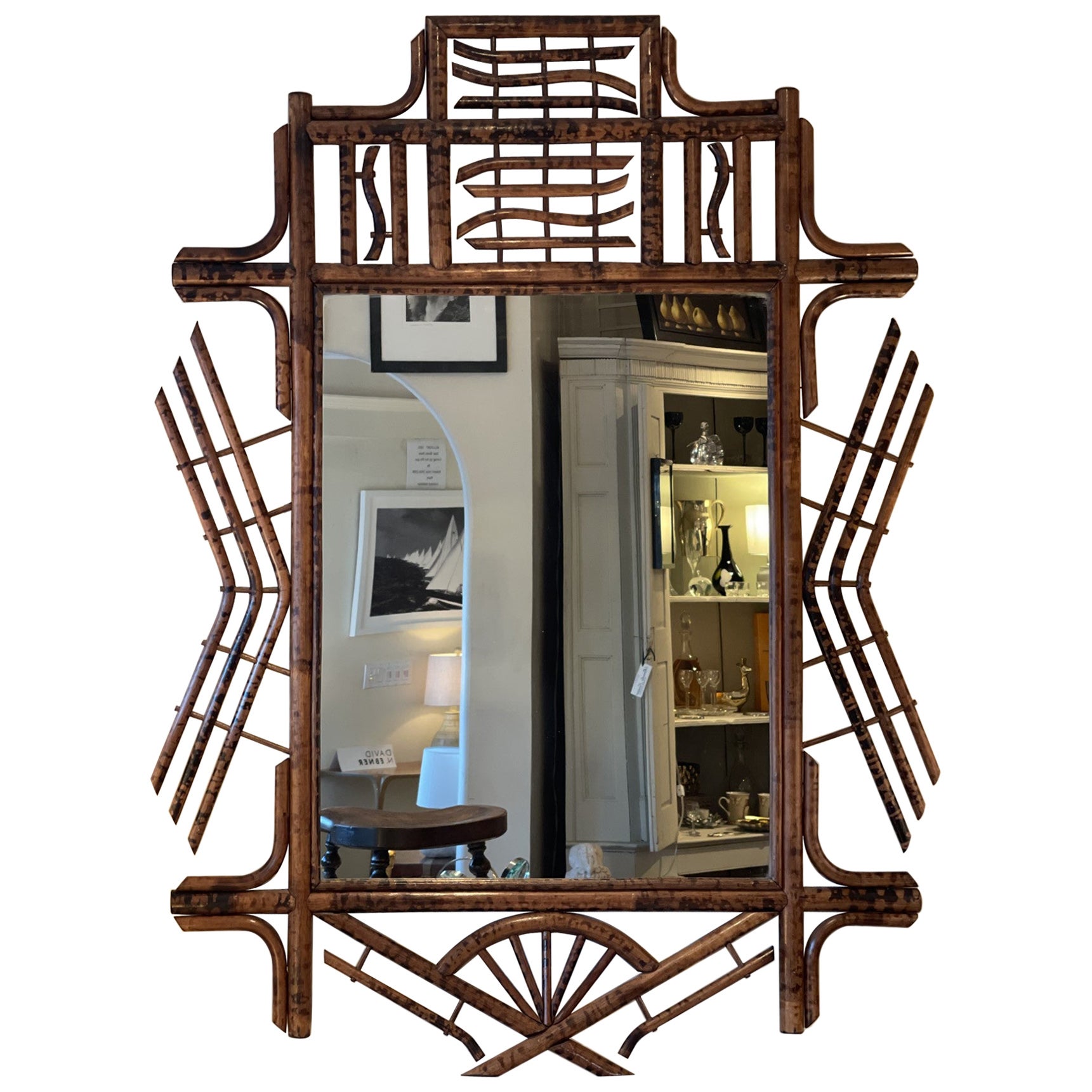 Extraordinaire miroir mural en fausse écaille de tortue et bambou.  ROYAUME-UNI  1960a en vente
