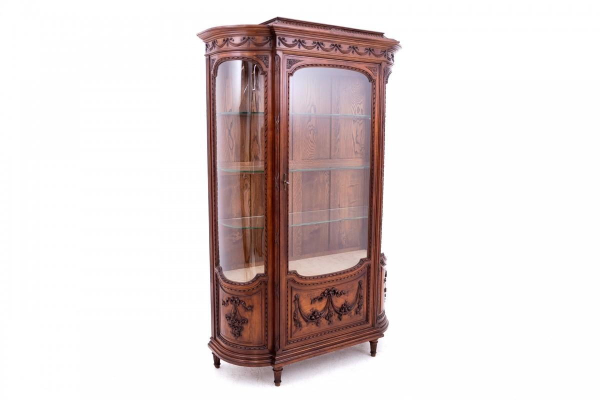 An extraordinary Louis XVI style display cabinet, France, around 1880.

Very good condition, after professional renovation.

Wood: walnut

Dimensions: height 214 cm width 132 cm depth 47 cm