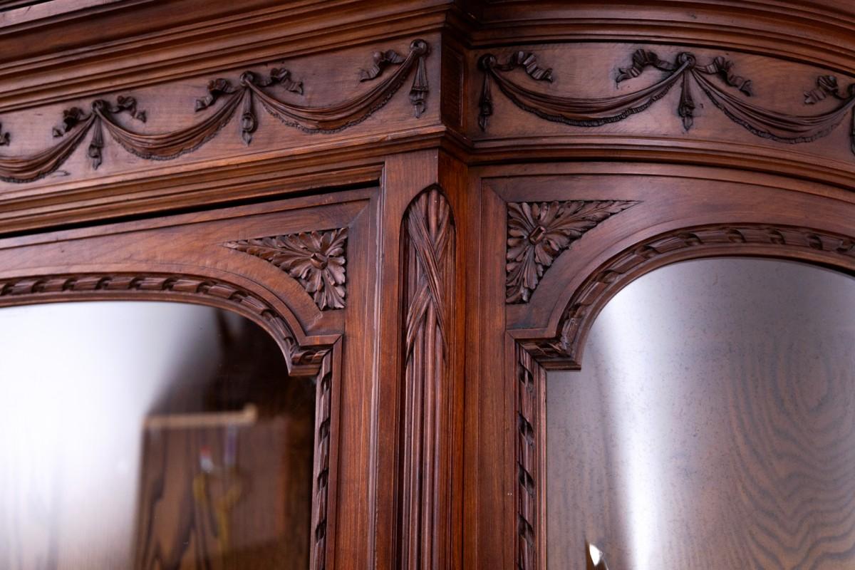 Walnut An extraordinary Louis XVI style display cabinet, France, around 1880. For Sale