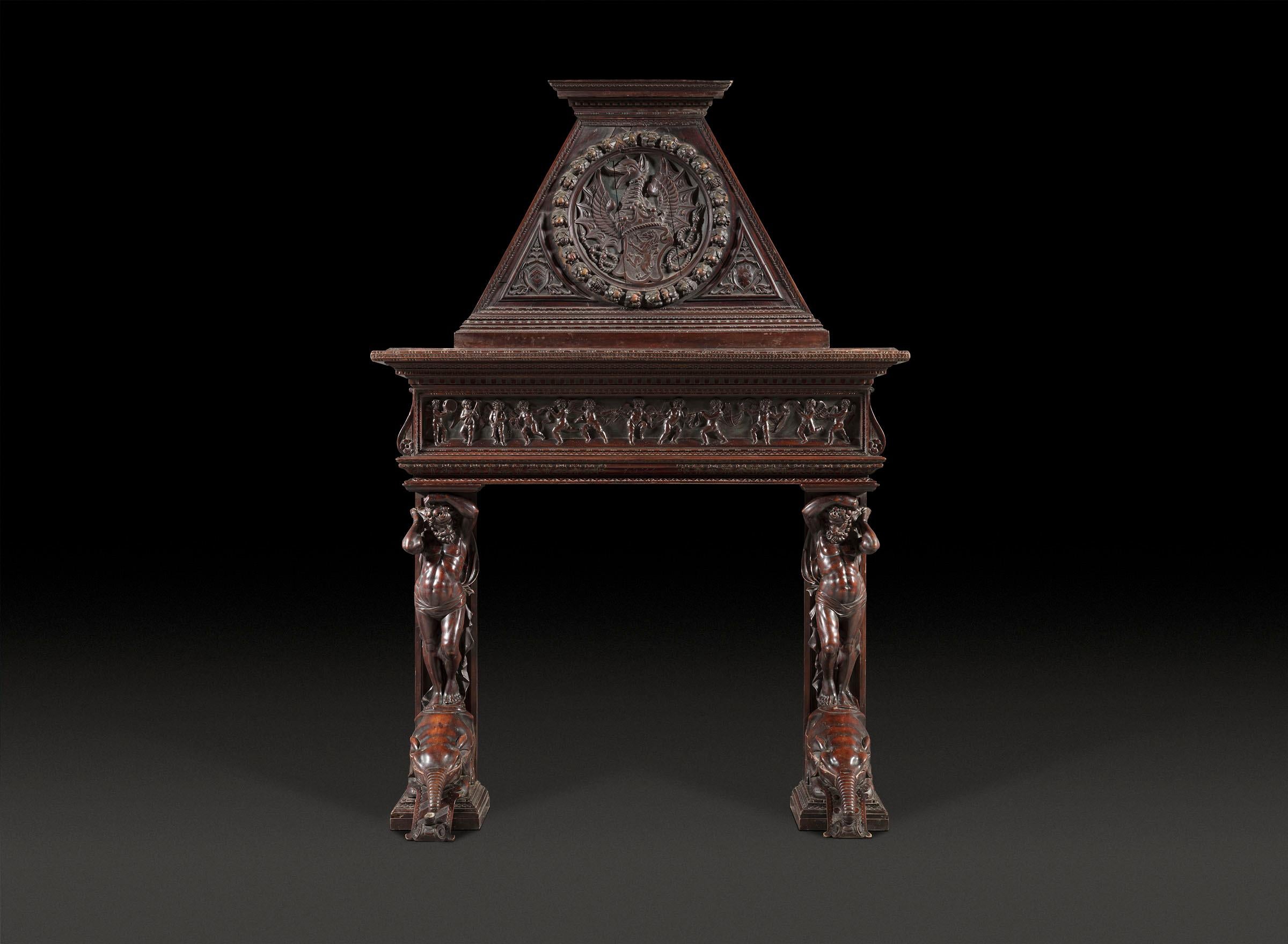 Extraordinaria chimenea italiana de nogal tallado de mediados del siglo XIX en venta 2