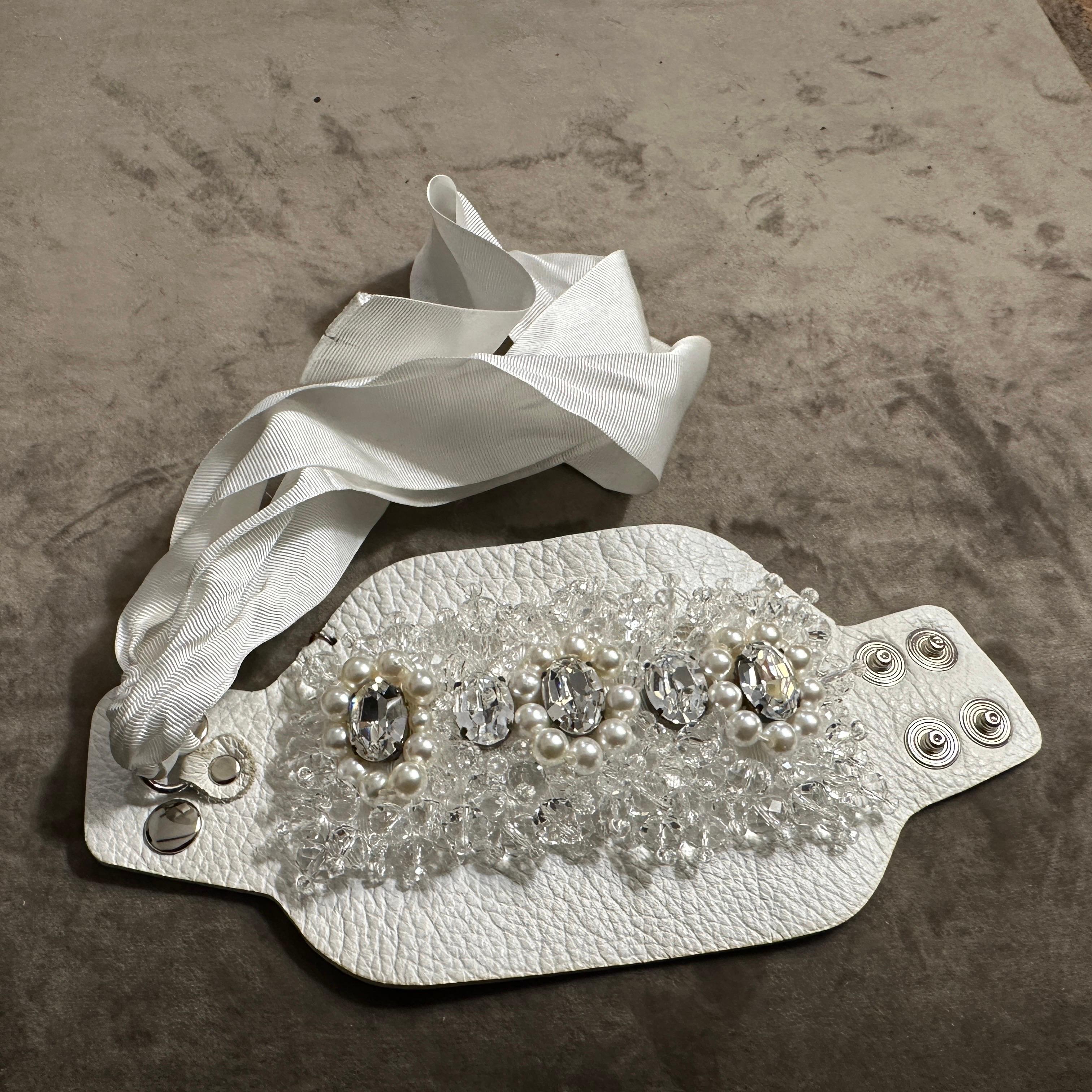 An Extravagant 21st Century leather, Silk Crystal and Pearls Bracelet by Gedebè For Sale 2
