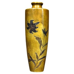 A.I.C. Vase cylindre miniature japonais en bronze et métal mixte, d'une extrême finesse
