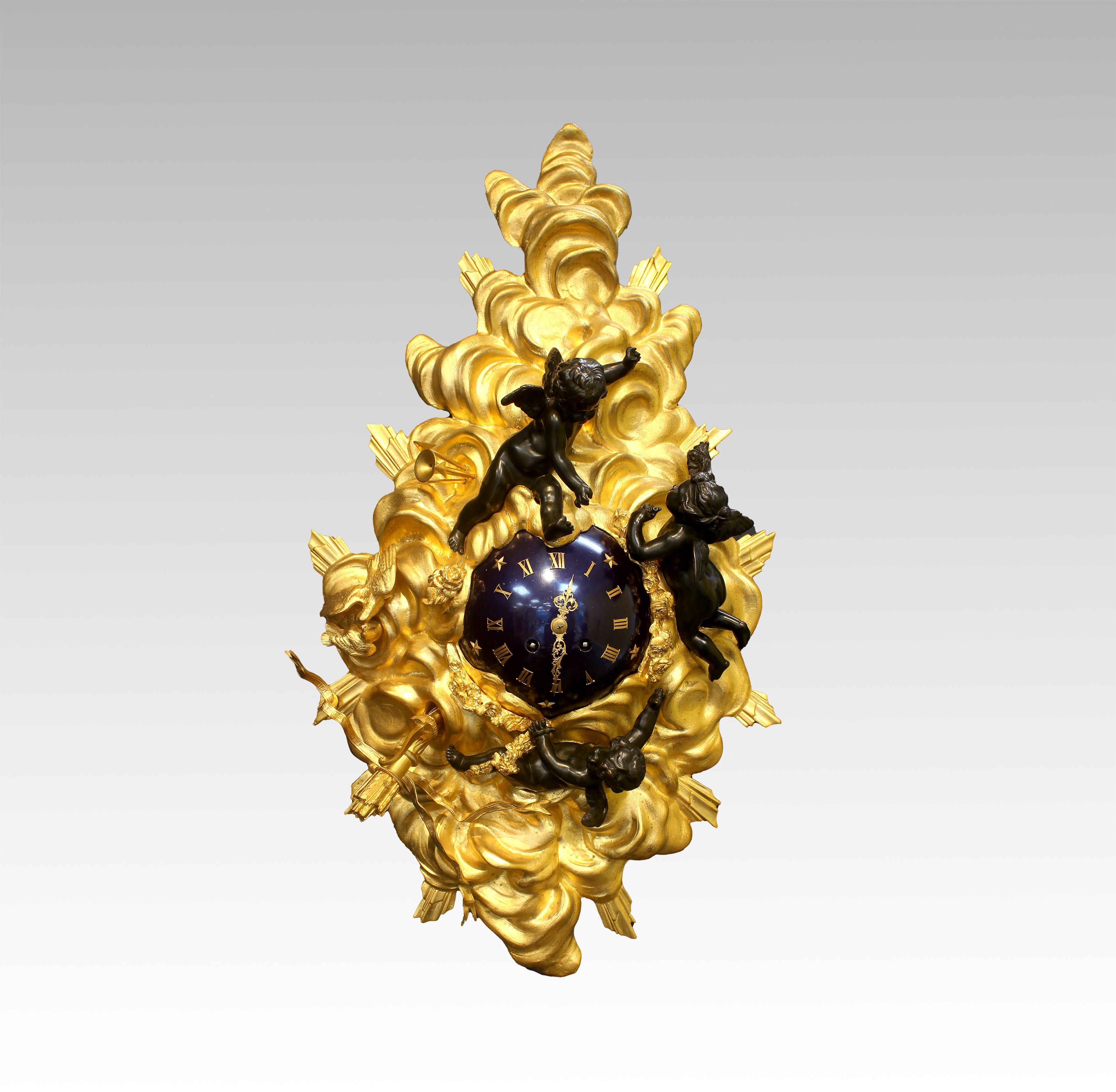 Eine exquisite vergoldete und patinierte Bronze-Kartelluhr im Louis XV-Stil. Das achttägige zweizügige Glockenschlagwerk mit vertikal angeordneter Plattformzylinderhemmung ist mit S. Marti et Cie MEDAILLE D'ARGENT gestempelt. Rondell von 1889 und
