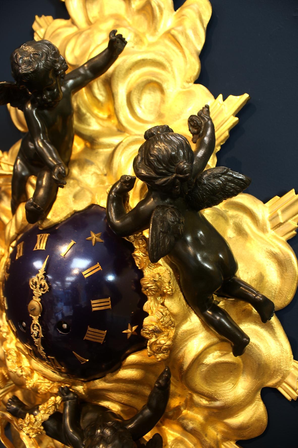 Effet bronze Très belle et rare horloge de cartel en bronze doré du XIXe siècle en vente