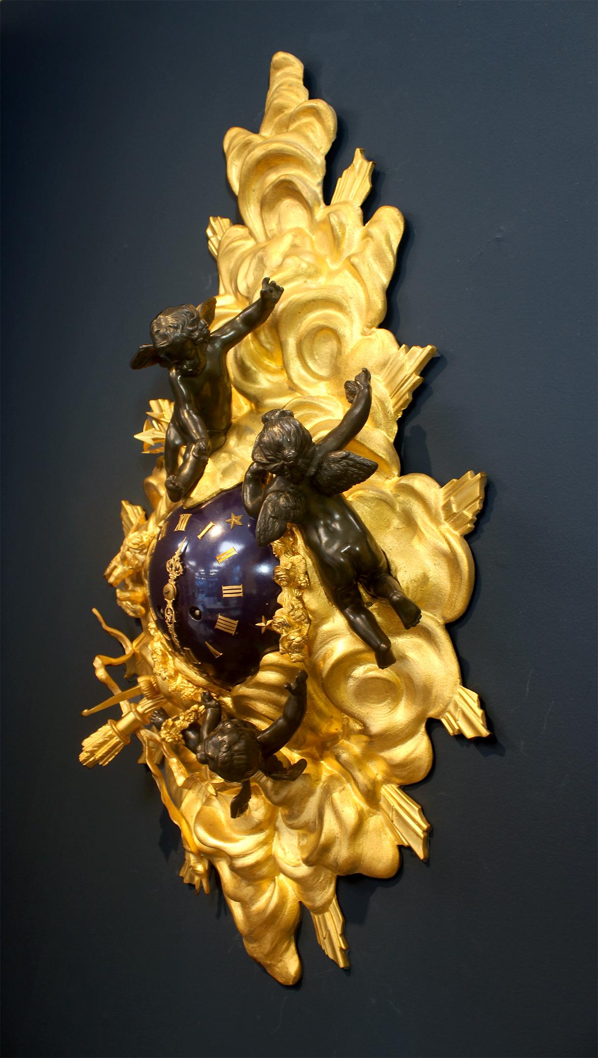 Bronze Très belle et rare horloge de cartel en bronze doré du XIXe siècle en vente